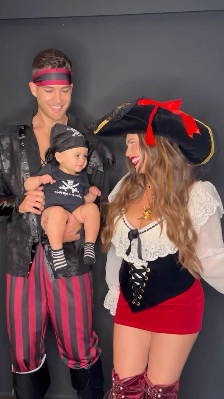 シャネル・ウエスト・コーストのインスタグラム：「Arrggg we changed her booty right after this 🏴‍☠️ 😂🖤 #familycostume #halloween #pirates」