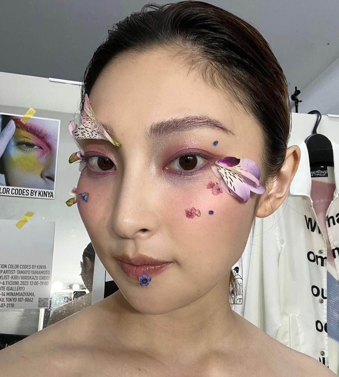 家入レオのインスタグラム：「お花メイクはお初🦋✨ カレンダーの自由度を最大限に楽しみました！ サプライズと王道定番、どちらも大事にしたぜ🎅🏻💓  タイムラプス久しぶりに回した⌛️  #家入レオ #カレンダー2024」