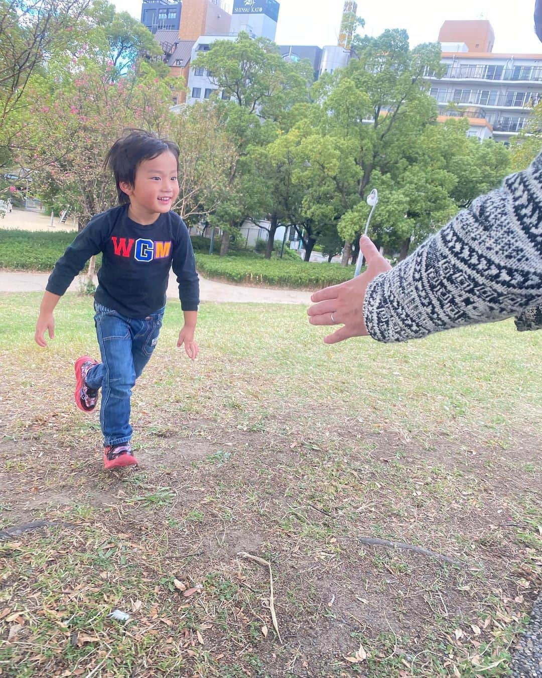 輝良まさとさんのインスタグラム写真 - (輝良まさとInstagram)「・ 昨日は主人のリクエストにより天満の方へ❣️ 我らの大好きな裏天満でランチを食べ、そのあと扇町公園で沢山遊びました😁 ここの滑り台はスピードがめちゃくちゃ出るから、真那人と一緒に滑る時は着地する時ずっこけないかと毎回ハラハラする🤣笑 真那人はひたすら鳩を追いかけまくってて笑ったけど、私も小さい時良く追いかけ回してたな😅 なんか鳩って捕まえられそうで絶対捕まえられないんですよね…笑 走り回った真那人は、安定の19時就寝でした🤣笑  #天満#天神橋筋商店街#裏天満#扇町公園#休日#お出掛け#楽しかったね#レインボーベビー#レインボーベビー真那人#令和元年ベビー#6月生まれ#6月11日#4歳4ヶ月#幼児#やんちゃ#活発#元気いっぱい#可愛い#愛おしい」10月30日 8時44分 - kirahama0703