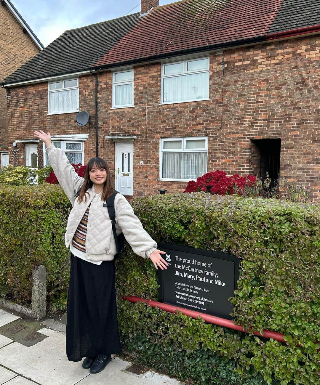 寺川里奈さんのインスタグラム写真 - (寺川里奈Instagram)「The Beatlesの聖地in Liverpool Part5🇬🇧  ついにThe Beatlesの出身地Liverpoolへ。 まずは念願のMagical Mystery Tourに乗って、メンバーの幼少期に過ごした家や曲の聖地を巡る旅🚌  ジョン・レノンがLiverpoolのことを歌詞にしたIn My Lifeを聴きながら外を眺めたり、ポールマッカートニーが作ったPenny Laneを聴きながらPenny Laneを通ったり、ファンとしては感無量の瞬間🥺🤍 （Penny Laneに出てくるbarberやbankerがいた場所は自力で行きました😂）  銅像にも会えたよ！ Liverpoolの旅、まだまだ続きます。  #thebeatles  #liverpool #magicalmysterytour  #inmylife  #pannylane」10月30日 8時44分 - rina_terakawa