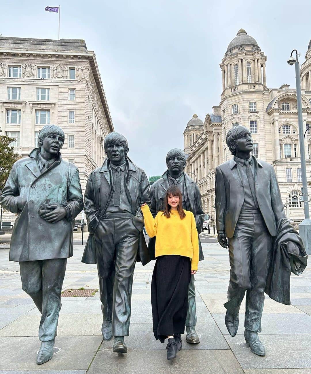 寺川里奈さんのインスタグラム写真 - (寺川里奈Instagram)「The Beatlesの聖地in Liverpool Part5🇬🇧  ついにThe Beatlesの出身地Liverpoolへ。 まずは念願のMagical Mystery Tourに乗って、メンバーの幼少期に過ごした家や曲の聖地を巡る旅🚌  ジョン・レノンがLiverpoolのことを歌詞にしたIn My Lifeを聴きながら外を眺めたり、ポールマッカートニーが作ったPenny Laneを聴きながらPenny Laneを通ったり、ファンとしては感無量の瞬間🥺🤍 （Penny Laneに出てくるbarberやbankerがいた場所は自力で行きました😂）  銅像にも会えたよ！ Liverpoolの旅、まだまだ続きます。  #thebeatles  #liverpool #magicalmysterytour  #inmylife  #pannylane」10月30日 8時44分 - rina_terakawa