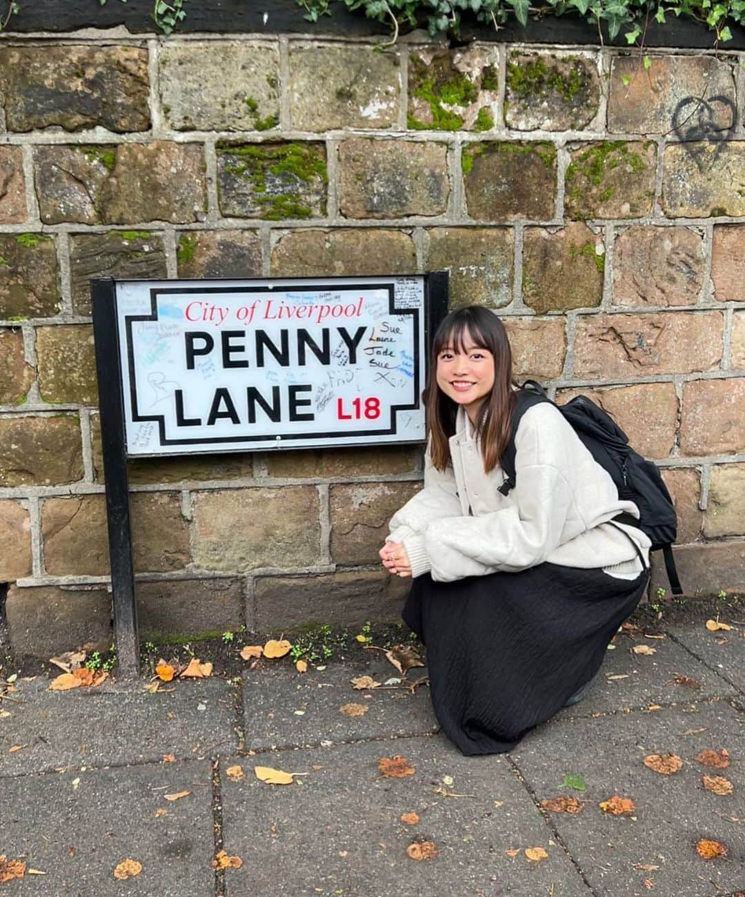 寺川里奈さんのインスタグラム写真 - (寺川里奈Instagram)「The Beatlesの聖地in Liverpool Part5🇬🇧  ついにThe Beatlesの出身地Liverpoolへ。 まずは念願のMagical Mystery Tourに乗って、メンバーの幼少期に過ごした家や曲の聖地を巡る旅🚌  ジョン・レノンがLiverpoolのことを歌詞にしたIn My Lifeを聴きながら外を眺めたり、ポールマッカートニーが作ったPenny Laneを聴きながらPenny Laneを通ったり、ファンとしては感無量の瞬間🥺🤍 （Penny Laneに出てくるbarberやbankerがいた場所は自力で行きました😂）  銅像にも会えたよ！ Liverpoolの旅、まだまだ続きます。  #thebeatles  #liverpool #magicalmysterytour  #inmylife  #pannylane」10月30日 8時44分 - rina_terakawa