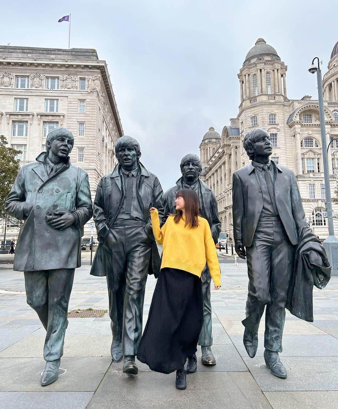 寺川里奈のインスタグラム：「The Beatlesの聖地in Liverpool Part5🇬🇧  ついにThe Beatlesの出身地Liverpoolへ。 まずは念願のMagical Mystery Tourに乗って、メンバーの幼少期に過ごした家や曲の聖地を巡る旅🚌  ジョン・レノンがLiverpoolのことを歌詞にしたIn My Lifeを聴きながら外を眺めたり、ポールマッカートニーが作ったPenny Laneを聴きながらPenny Laneを通ったり、ファンとしては感無量の瞬間🥺🤍 （Penny Laneに出てくるbarberやbankerがいた場所は自力で行きました😂）  銅像にも会えたよ！ Liverpoolの旅、まだまだ続きます。  #thebeatles  #liverpool #magicalmysterytour  #inmylife  #pannylane」