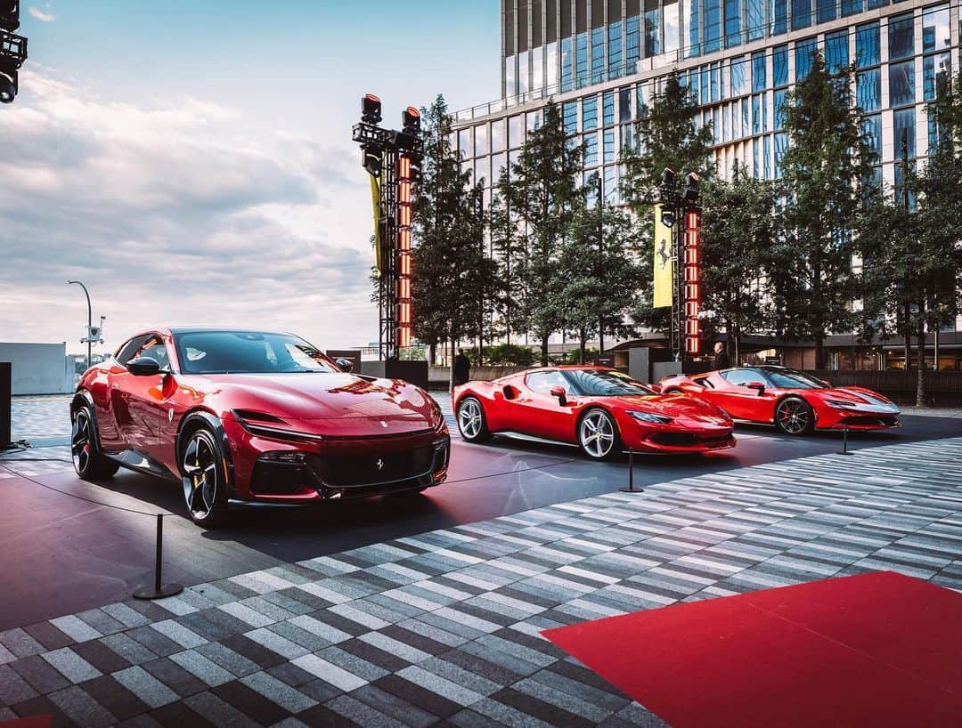 Ferrari USAさんのインスタグラム写真 - (Ferrari USAInstagram)「On this #SupercarSunday, an ode to the #FerrariGameChangers on display at Hudson Yards and the Ferraristi who came to experience them. #Ferrari」10月30日 8時45分 - ferrariusa