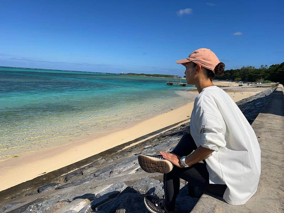 高松いくのインスタグラム：「お尻🍑ヨガで 全身不調改善と体型体質改善✨  朝と夕方海へ行き  ほぐして🚶‍♀️使って　🤸‍♀️ 深呼吸 🧘してました。  心ケア❤️と、美意識もキープしていく‼️  旅行中にも、日常にも✨  【お尻をほぐす】&【股関節ほぐす】 メリットはいっぱい❗️  腰痛、肩こり、頭痛改善‼️ むくみ解消、自律神経が整う、代謝アップ、冷え改善、小顔 などなど...✨  おしりは上半身と下半身をつなぐ場所 大きな筋肉が集まっている部位です  ここをほぐすとヒップアップはもちろん、 全身の血行がよくなりむくみが取れるので、 美肌、美脚になります。  冷たい部分は血行やリンパの流れが悪くなり 老廃物が溜まりやすくなって お尻が垂れ始め😱 下半身に老廃物を溜め込みやすくなります💦 お尻が冷たい人は冷え性だけではなく 下半身太りにもなりやすくセルライトにも！  長時間同じ姿勢でいたり どちらかの足に体重を乗せた立ち姿勢など... 筋肉の疲労が主な原因です  ヒップアップには筋トレが最も効果的ですが、 お尻に溜まってしまった老廃物を流し、 血流を良くすることで 筋肉の柔軟性が高め、お尻のたるみを解消❗️  やり方は簡単❗️  座った状態で 写真のように、足を四の字にかけ 上半身を少しずつ倒す  お尻が伸びてるーーーーー！！  っと感じるところまでで大丈夫🙆🏽‍♀️  ⭐️足を四の字にするだけでも伸びる🎵 ※膝を横へ倒すのがポイント  ⭐️上半身前にだらーーんと倒すのもOk ※足の付け根から倒す方が、奥の方からほぐれます👍  そこまで倒せたら、大切なのは『深呼吸』  ほぐすだけじゃなく、深呼吸😮‍💨  反対側も行ってみてください😊  1日のスタートも、1日の終わりにも  習慣づけて続ける事で、全身の快適さと美に笑顔になれる はず╰(*´︶`*)╯❤️  #yoga #お尻 #お尻ストレッチ #お尻ケア  #ストレッチ だけじゃなく　#深呼吸  #腰痛改善 #肩こり解消 #頭痛改善 #血流改善 #不調改善  #美尻 #美脚 #美肌 #美容 #ヒップホップ #姿勢改善  #ヨガ　#hipup #beauty #beautycare」