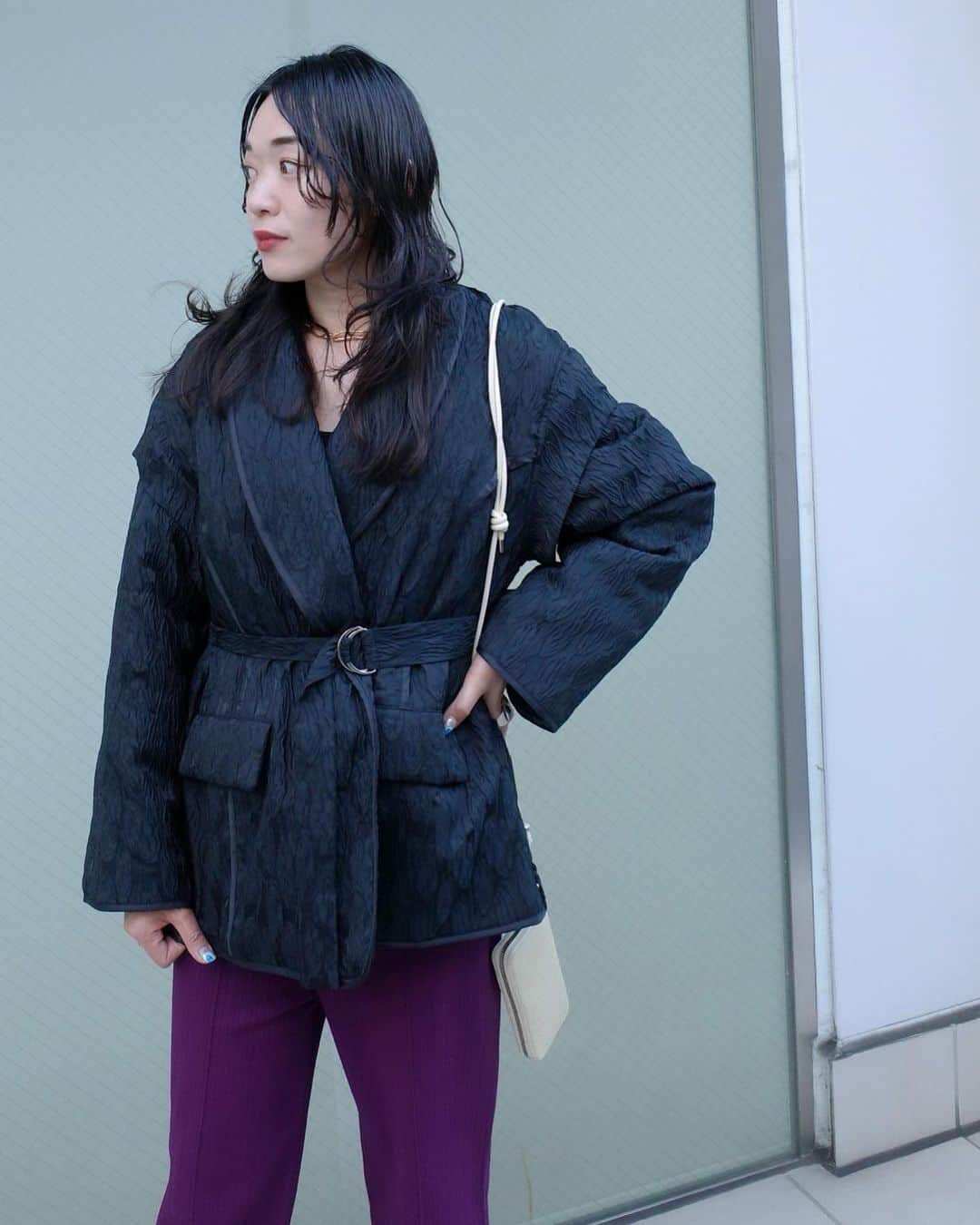 野村仁美さんのインスタグラム写真 - (野村仁美Instagram)「NEW VEST/OUTER🥚  一昨年から人気のsahara"袖取れアウターシリーズ"。 今年も作りました✌︎  今年はやや艶のある膨れジャガードの中綿コートが カジュアルに寄りすぎない感じで、 オーバージャケットぽくしてもらってお気に入り🧥  袖をつけると真冬仕様で驚くほど暖かいです⛄️ 昼間まだ20℃とかある時は、柄トップスとかと合わせて ベスト使いで🫶 朝夜の寒暖差で何を着て良いのか悩んだ時に楽ちん。  アームホールかなりゆとり作ったので 厚めのニットとかとも合わせて着れてスタイリング楽しめます✌︎  #marte_snap#sahara」10月30日 8時54分 - hitominomura