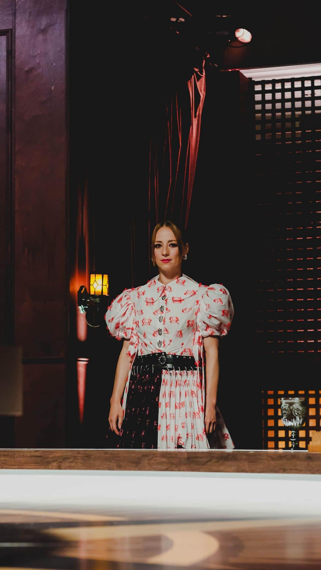 カリーヌ・ヴァナッスのインスタグラム：「Ahead of @thetraitorscanada’s new episode tomorrow night.. what do you think ? Which look has landed the most so far to define the essence of The Lady of The Manor ? 🔪🇨🇦 @ctv @cravecanada   Styled by @olivia_leblanc & @indiannna  Mua and beauty direction @leslie_ann_thomson  Hair @valeriaamirova (and @steevedaviault for last week’s looks)  These designers  @shushu__tong  @marbymariakarimi 🇨🇦 @viviennewestwood  @smythebrand 🇨🇦 @dorian.who 🇨🇦 @houseofgallagher 🇨🇦 @gol.shaah 🇨🇦」