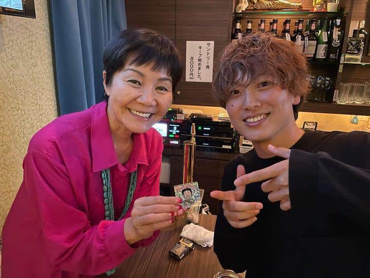 山本華世のインスタグラム：「人生❤️ちゃっちゃくちゃら〜‼️ 本当にビックリ‼️想定外の事が時々起きます。まさかの、そんな風に思ってなんて⁉️ショック‼️だけど、それは、もうシャーないから切り替えていくしかない。落ち込んだ時間とかかったお金は授業料❓❓❓カッコ良く活きて生きたいから頑張ろ。の繰り返し。神様は見てるよ。お金で買えない❤️心のご褒美いただいてます。2023も残りわずか‼️笑って過ごていきましょ‼️ #ちゃっちゃくちゃら #博多弁 #福岡 #ビックリマンシール  #オリジナル #似顔絵 #少しSBHが嫌いになった」