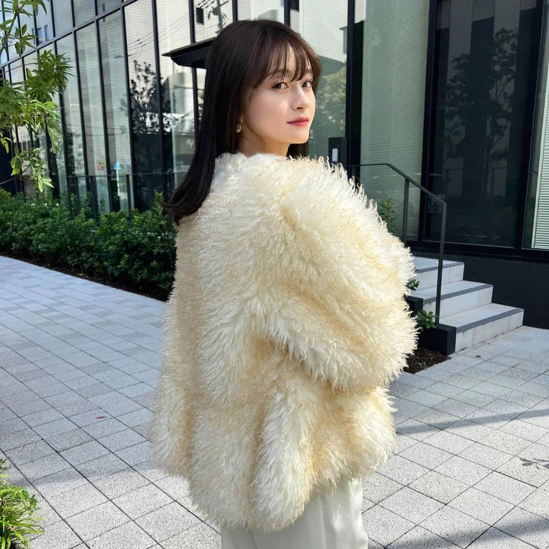 USAGI ONLINEさんのインスタグラム写真 - (USAGI ONLINEInstagram)「「THE COAT LAB」 人気ブランドが集結！心ときめくプレミアムコート  マッシュスタイルラボとウサギオンラインの人気ブランドから、 マテリアルやディテールにこだわったプレミアムなコートが集結。  ファッションに合わせて楽しめるカラーや 今の気分を取り入れつつも長く愛せる上質な素材感。 様々なシーンに寄り添い、思わず出掛けたくなるようなコートを ＜THE COAT LAB＞のために特別にデザインしてご用意しました。  10月25日(水)を皮切りに、USAGI ONLINE にて先行販売がスタート。 11月1日(水)より、東京、名古屋、大阪、神戸、福岡の 各「THE COAT LAB」POP UP STORE とUSAGI ONLINE STORE にて展開致します。  ■MASH GROUP BRAND SNIDEL FRAY I.D LILY BROWN Mila Owen FURFUR emmi styling/ CELFORD MIESROHE  ■SELECT BRAND Bibiy. RANDEBOO ETRÉ TOKYO ánuans  ■LIMITED ITEMS EVENT 10.25 wed - 12.5 sun USAGI ONLINE  11.1 wed - 11.7 tue 大丸神戸店 1階 メインステージ 電話：078-331-8121（大代表）  11.22 wed - 11.28 tue 銀座三越 本館3階 GINZAステージ 電話：03-3562-1111（大代表）  11.22 wed - 11.28 tue 阪急うめだ本店 3階 プロモーションスペース3 電話：06-6361-1381（大代表）  11.22 wed - 11.28 tue ジェイアール名古屋タカシマヤ 5F ローズパティオ 電話 052-566-1101 （大代表）  11.22 wed - 11.28 tue 博多阪急 1階 メディアステージ 電話：092-461-1381（大代表）  11.27 sun – 12.5 tue ルミネ新宿 ルミネ2 2階 ミラ オーウェン前イベントスペース 電話 080-7169-1881（お客様直通電話）  【USAGI ONLINE STORE】 11.2 thu - 11.12 sun ラフォーレ原宿店 1.5階 BRAND：SNIDEL/LILY BROWN/CELFORD 電話：03-6438-9460（お客様直通電話）  ■SPECIAL ITEMS それぞれのブランドから冬の装いを華やかに彩るバッグも登場。 ※数量限定の為、なくなり次第終了とさせていただきます。  ■NOVELTY 各イベント期間中にコートをお買い上げいただいたお客様に、イベント限定の「オリジナルキャップ」をプレゼントいたします。 ※USAGI ONLINEサイトでご購入のお客様はカラーをお選び頂くことができません。 ※数量限定の為、なくなり次第終了とさせていただきます。  #thecoatlab_2023 #usagionline #ウサギオンライン #bibiy #SNIDEL #frayid #celford #styling/ #miesrohe #etretokyo #lilybrown #emmi」10月30日 8時58分 - usagionline