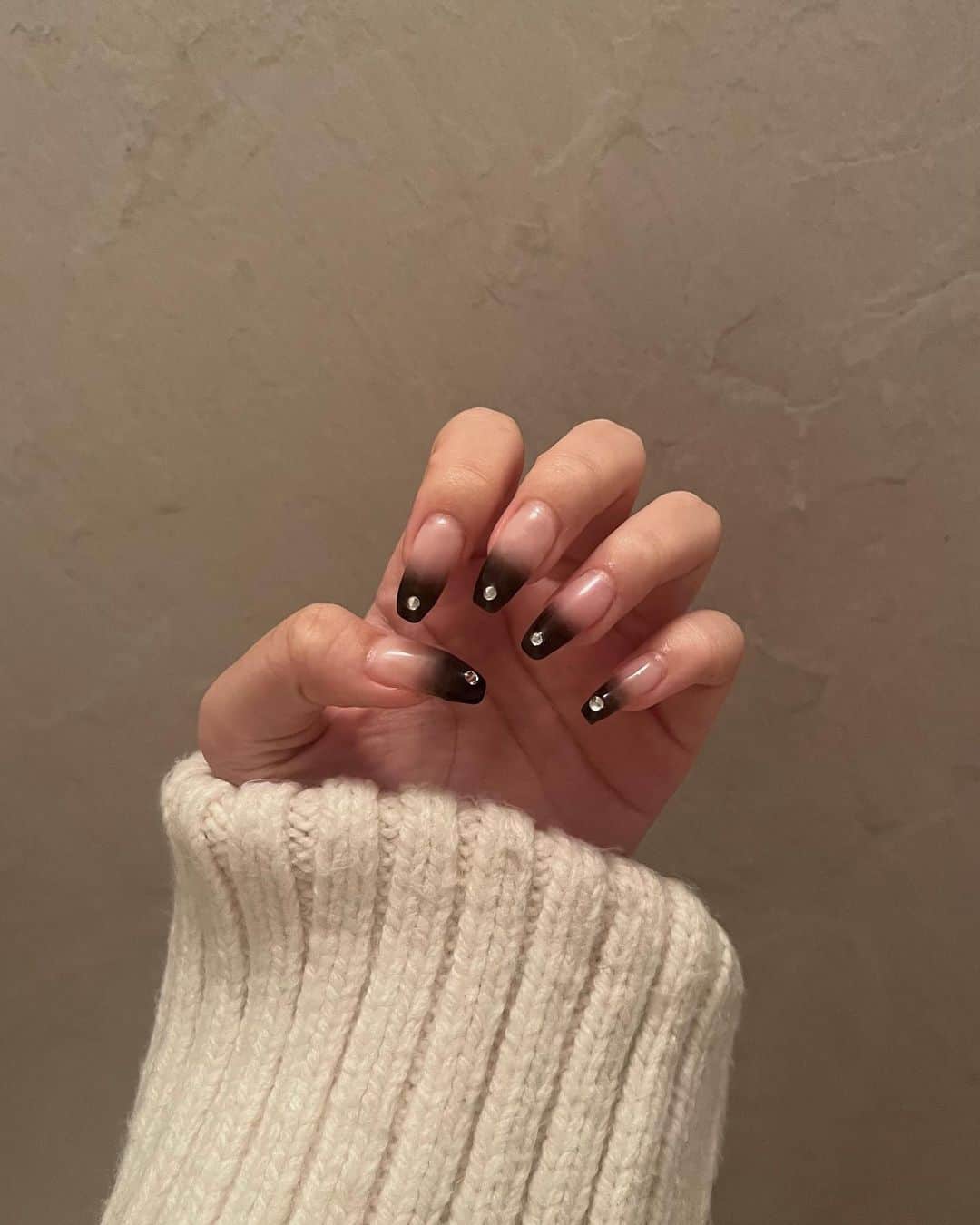のインスタグラム：「黒のグラデ🐈‍⬛  #セルフネイル」