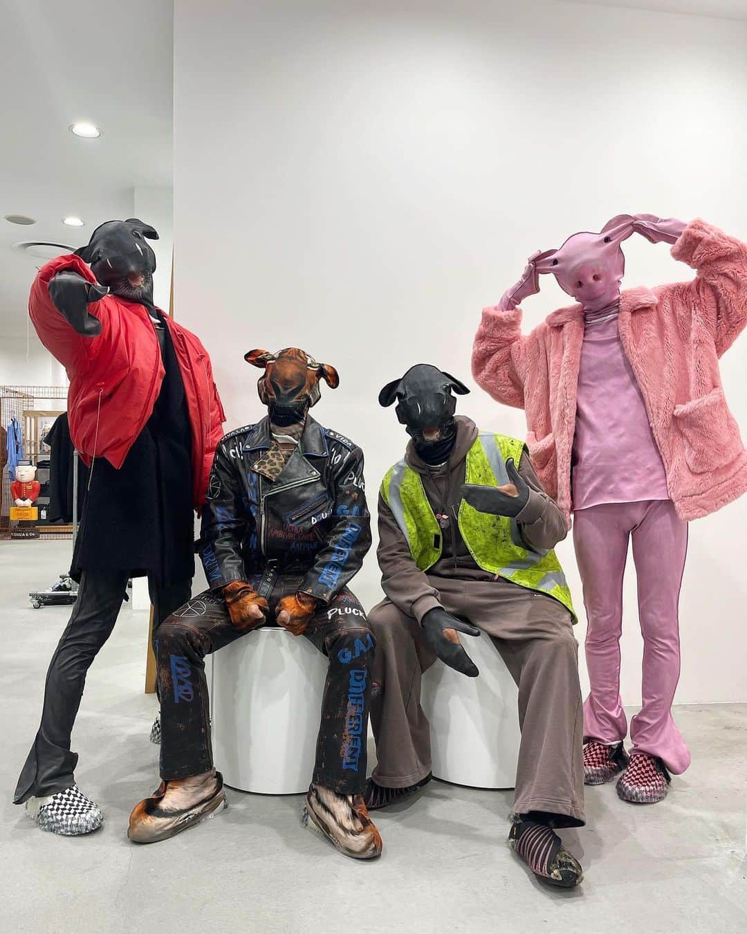 畔柳康佑のインスタグラム：「doublet x DOVER STREET MARKET GINZA「OPEN HOUSE」 for @__doublet__ @doverstreetmarketginza   Casting & Produce by me. @volo_tokyo   井野さん今回もありがとうございました🎃🔥  PERFORMERS. Dancer @rihito_ttm @tecchysouthgate @abeyan01 @ricky_magma @taka_concord   Doll Performer @fuka_land  Balloon Performer @catherine.love.balloon  Actor @tanakariku_  Contortion Performer @matsu_yk225   Stylist @nono1016  Actor Make @nobu5001 Actor Hair @guchiii.hm  Produce assistant @rikarin0526  @_hanji.v @__kuroyanagi__ @mne.jp   #doublet」