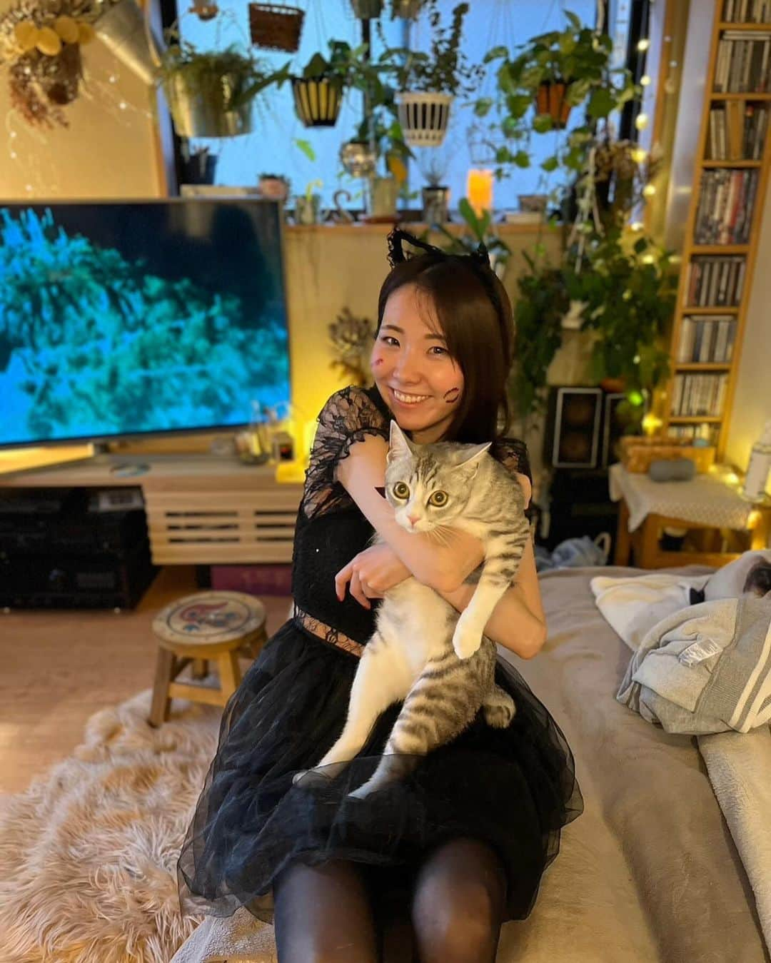 湊月莉子さんのインスタグラム写真 - (湊月莉子Instagram)「猫と猫の戯れ🐱#ハロウィンコスプレ #猫コスプレ #猫スタグラム #猫と猫 #ハロウィンパーティー #halloween #黒猫コス #グリくん #猫抱っこ」10月30日 9時07分 - le_petit_prince6