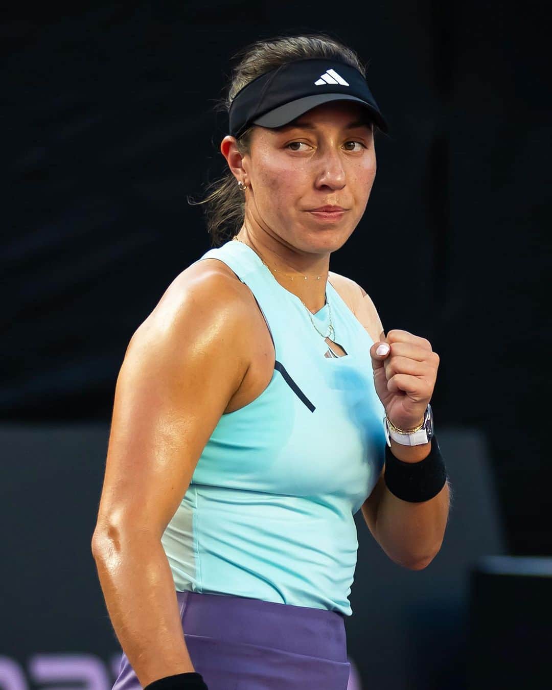 WTA（女子テニス協会）のインスタグラム：「First WTA Finals win ✅   @jpegula takes 🔟 of the last 12 games to defeat Rybakina 7-5, 6-2 in the Bacalar Group.  #WTAFinals」