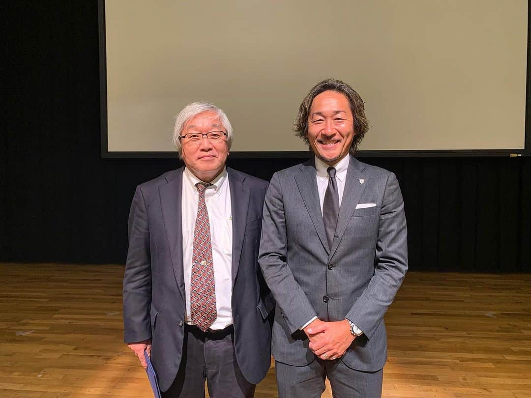 石川直宏さんのインスタグラム写真 - (石川直宏Instagram)「『ヘルシーキャンパス宣言キックオフイベント』  電気通信大学で行われたイベントに、【スポーツ】や【健康】をテーマに自分やクラブの活動に絡めて話をさせていただきました。  皆さんにとっての【健康】とは？  僕にとっての心身ともに健康に繋がるポイントは、感情を曝け出せるコミュニティをより多くつくる事だと思います。  自分と向き合い、客観視もでき、他者との繋がりも感じながらイキイキと自分を表現できる場所。  そんな場所のひとつに、FC東京という存在があってほしいなと。  生活の一部、人生の一部。 それぞれの人生の重なりを生む、健康や生き甲斐に繋がる存在へ。  ご清聴いただきありがとうございました🤝  #ヘルシーキャンパス宣言 #電気通信大学 #UEC #基調講演 #Chofu #調布 #fctokyo #FC東京 @fctokyoofficial  #Tokyo #東京 #東京が熱狂 #FC東京ファミリー #fctokyoclubcommunicator  #FC東京クラブコミュニケーター #NaohiroIshikawa #石川直宏」10月30日 9時15分 - sgss.18