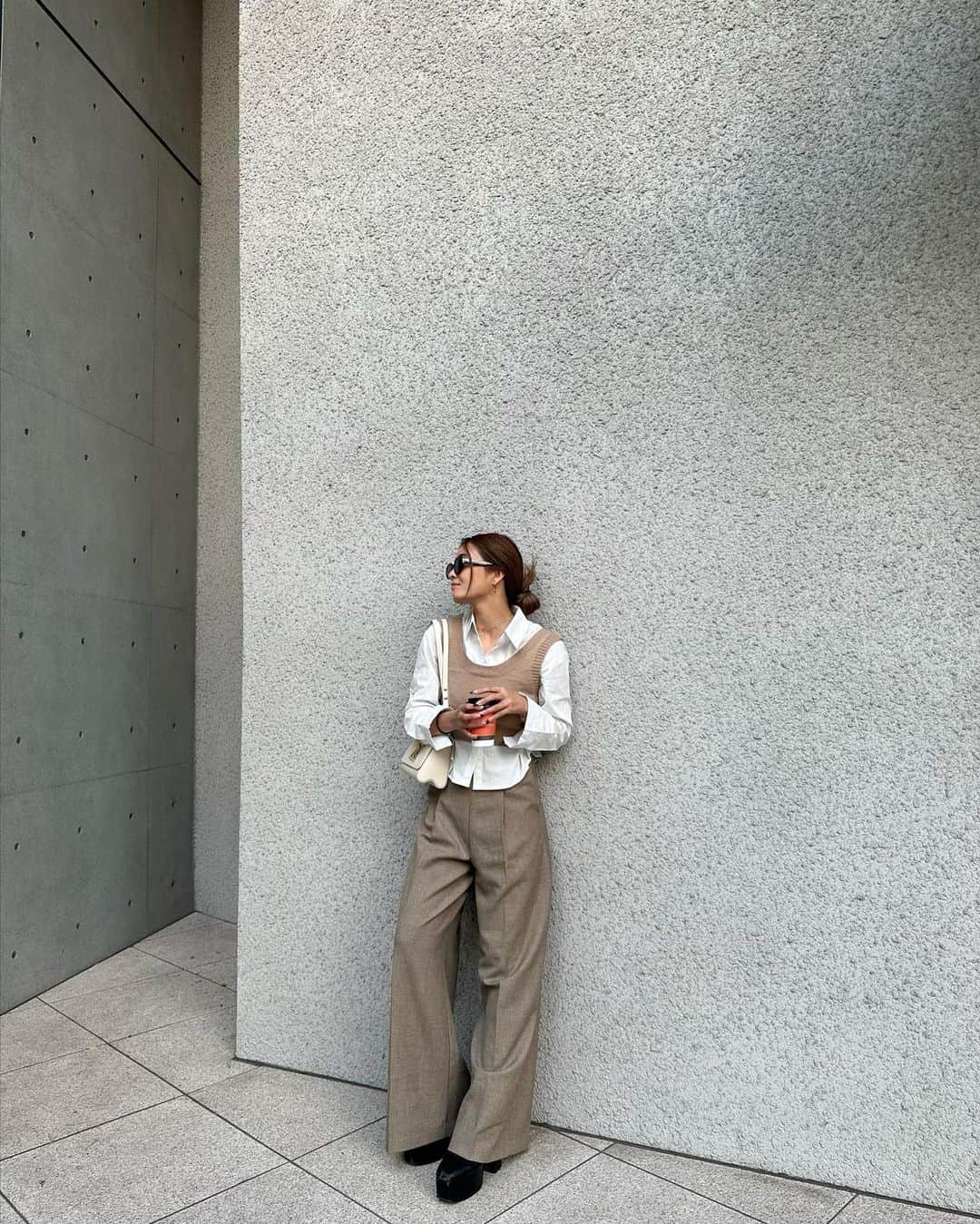 のインスタグラム：「まだ少し昼間あったかいからシャツ着れた🕶️🤎  今日も一日頑張ろうー!!! リハいってきまふ👩🏻‍🦲  #ootd」