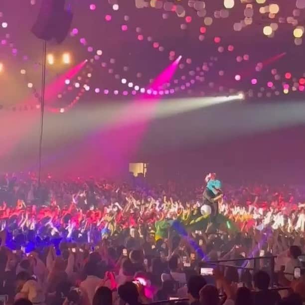 のインスタグラム：「世紀の盆踊り大会『えんとつ町の踊るハロウィンナイト』の翌日(昨日))はオンライン配信の編集が夜中3時頃までありました。  こちらに貼付した動画は公式のカメラではなく(オンライン配信映像ではなく)、お客さん(川原卓巳さん)が客席からスマホで撮ってくださった映像ですが、当日の雰囲気がよく分かる映像です。  とにかく、国内外のトップクリエイター達が集結してド本気で作り、0歳から90歳までの老若男女が踊り狂った盆踊り大会が、もの凄いことになっております。  戦争から一番遠いこの景色を、子供達に見せてあげてください。    『えんとつ町の踊るハロウィンナイト』（２０００円）のオンライン配信チケットはプロフィール欄から。  #showdesign #chimneytown」