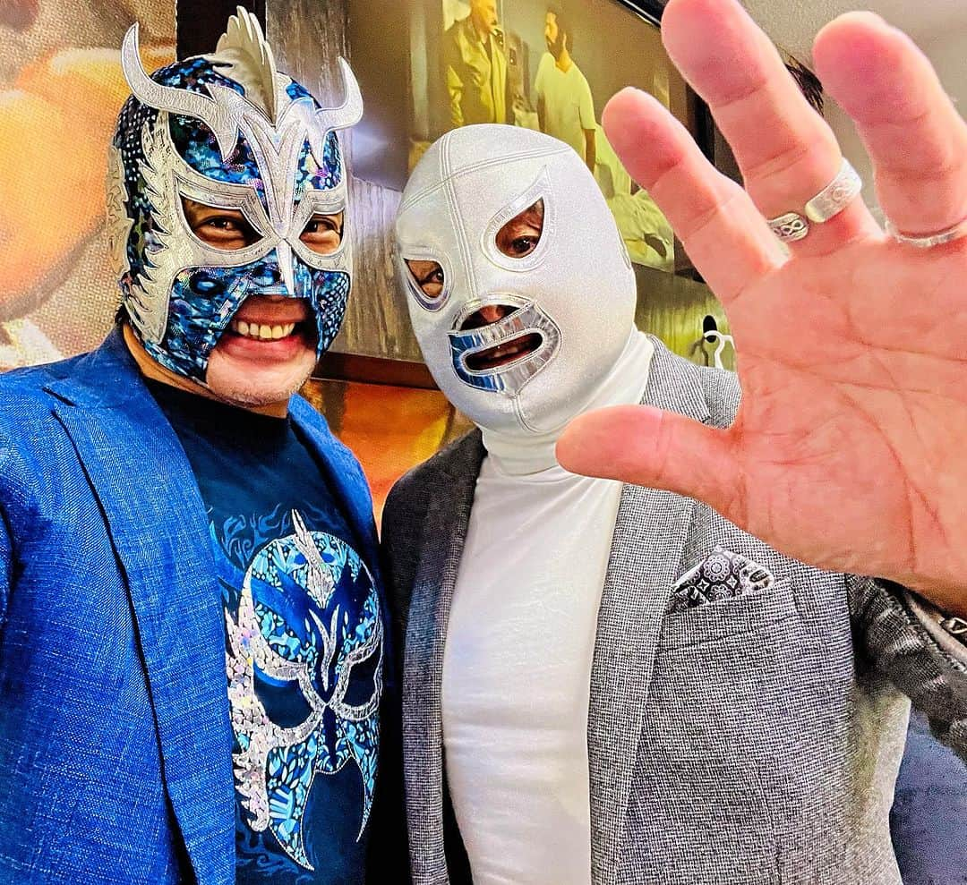 ウルティモ・ドラゴンのインスタグラム：「Firma de autógrafo en  @elhijodelsanto_oficial   @toru.kido  @ud_tiendaoficial  @dragongate_pro  #hijodelsanto  #luchalibre  #cdmx」