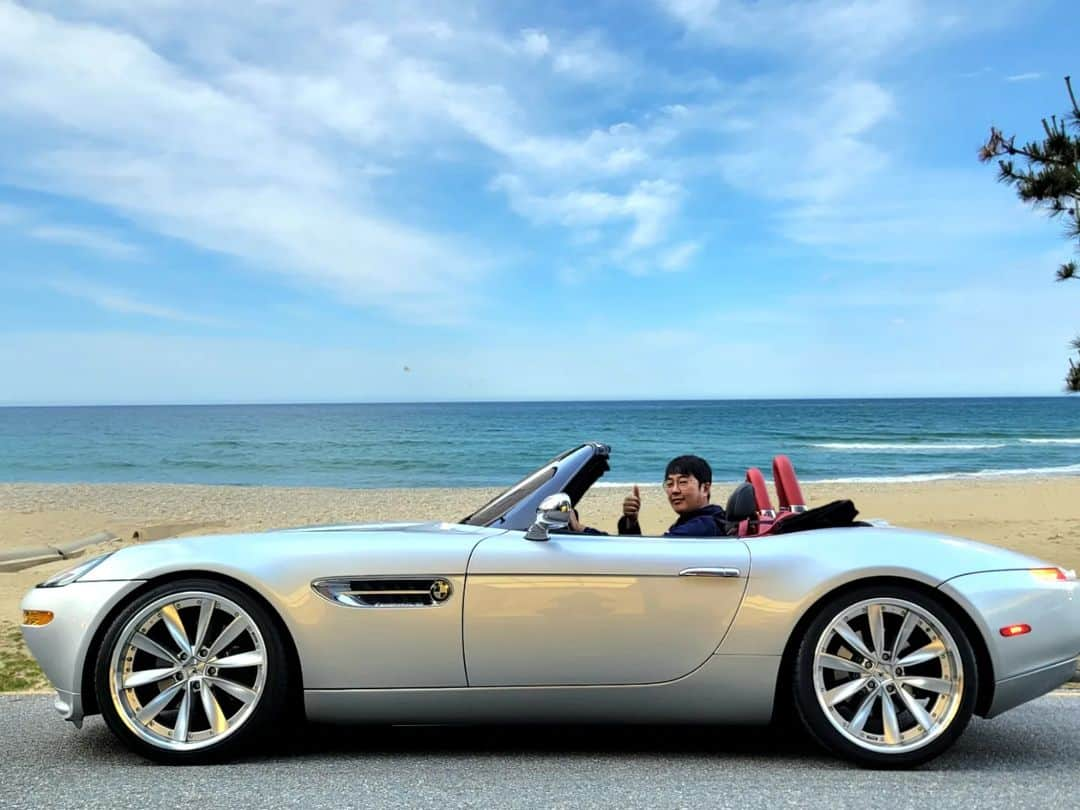 パク・クァンヒョンのインスタグラム：「#BMW #Z8 #류시원 #team106 미친차... 디자인은 100년이 지나도 멋져 보일것임...  황홀한 경험이었습니다...  현재 3억~4억 정도 거래가 되고 있다네요 ㅎㅎ . 리뷰영상은 몇일 후 #차올라 에서 보실 수 있어요 ㅎㅎ #자동차 #박광현 #오픈카 #슈퍼카 #올드카」