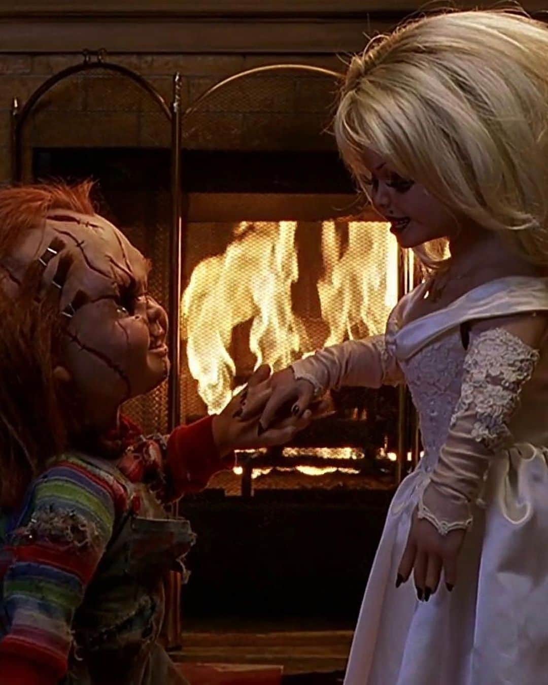 ベラ・ゴールデンさんのインスタグラム写真 - (ベラ・ゴールデンInstagram)「⚠️**tw: fake/prop knife**⚠️  Wanna Play? 🔪🩸🥀 Bride of Chucky 🖤   • • #brideofchucky #chucky #halloweencostume #halloween #jennifertilly #tiffanyvalentine #horror #syfy」10月30日 9時29分 - bellaagolden