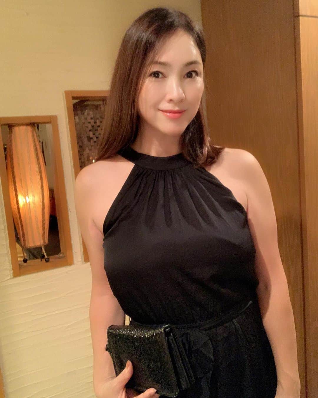 のインスタグラム：「今週も宜しくお願いします❣️  今年もあと少し。 年末にかけて パーティーシーズンですね。  コーデは 【SHEIN】の MOTFPREMIUM シルクホルターネックドレス👗  私、ホルターネック大好き❤  ディナーにもピッタリ❣️  商品🆔 10084086  クーポンコード：etsuko お買い上げ金額１〜5,999円で15%OFF、6,000円以上で20%OFFになります 12/31まで✨  お得にコーデ楽しもう☆♪  #sheinforall  @shein_japan  #shein #コーデ」