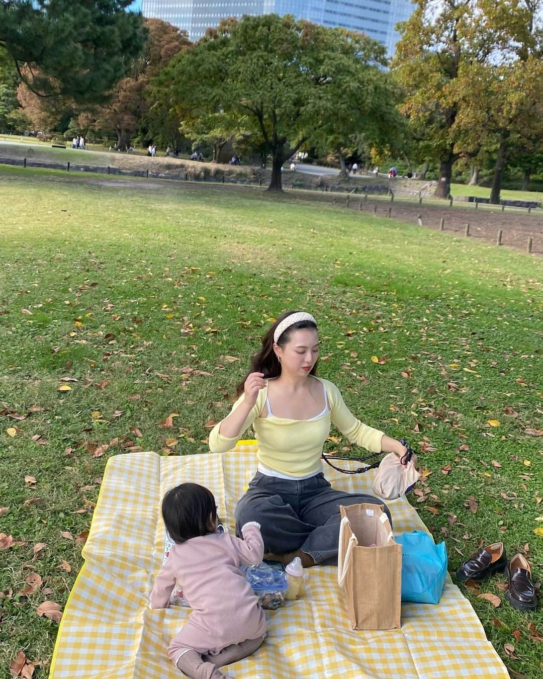 艾芊芊さんのインスタグラム写真 - (艾芊芊Instagram)「🧺+🚗#秋コーデ #ママコーデ #picnic #libjoie」10月30日 9時37分 - iceykoko