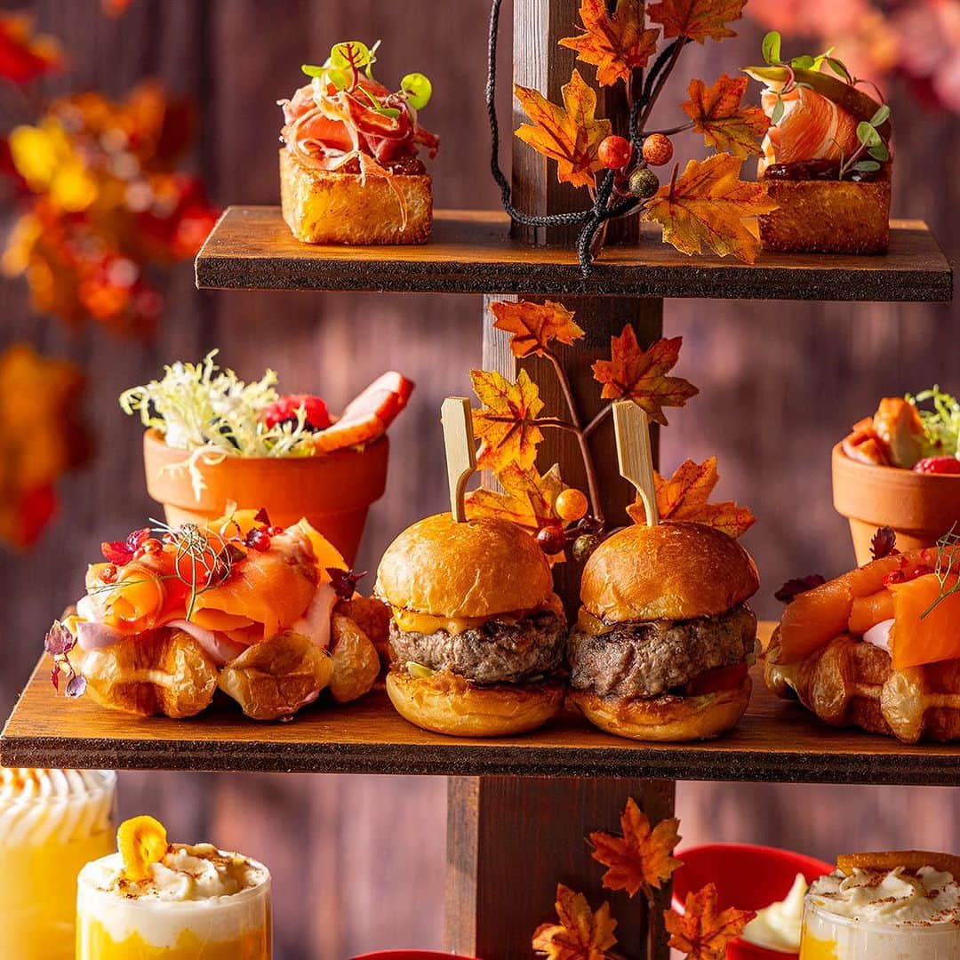 ヒルトン東京さんのインスタグラム写真 - (ヒルトン東京Instagram)「美味しいお肉がメインの魔女のほうきスタンド🧙‍♀️アフタヌーンティーで楽しい時間を過ごしましょう♪ハッピーハロウィン🎃👻 【開催情報】 期間 ～2023年12月21日（木） 時間 15:00～17:00　 場所 メトロポリタングリル（2階）  Happy Halloween! 🎃👻  Enjoy a uniquely festive, uniquely meaty afternoon tea laid out on a witch’s broomstick stand 🧙‍♀️  Venue:  Metropolitan Grill, Hilton Toyo 2F Dates:  Until December 21st Hours:  15:00 - 17:00 (2-hour course)  #ヒルトン #ヒルトン東京 #hilton #hiltontokyo #ホテル #hotel#Tokyorestaurant#tokyofood#メトロポリタングリル#お肉#肉#肉好き#ビーフサーロイン#リブ#スモークBBQ#アフタヌーンティー#女子会#秋の味覚#東京レストラン#ホテルステイ#ハロウィン#ハロウィンランチ」10月30日 9時37分 - hiltontokyo