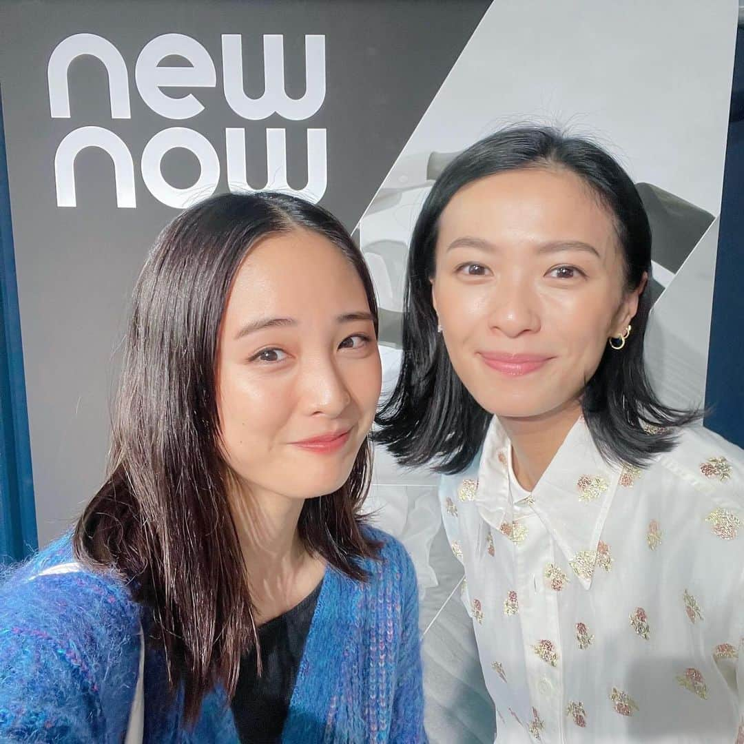 大友花恋のインスタグラム：「先週、榮倉奈々さんのブランド「newnow」の受注会にお邪魔してきました。  見るだけでうっとりしてしまうような服たち（もちろん触れたら、さらにうっとりなのです❤️‍🔥）。 自分や環境が変わっても、ずっと変わらずに守ってくれる凛とした優しさを感じました。  注文したパーカーとキャップ、届くの楽しみだなあ🤤  奈々さんとお写真撮っていただきました！嬉しくて、緊張してる顔🤭笑  さて、今週の予定です。  ・10月30日(月) 22:00〜abema「今日、好きになりました。」 ・11月2日(木) 19:58〜テレビ東京「旅の思い出なんだっけ？」 ・11月3日(金) 20:00〜テレビ東京「ハイエナ」 ・11月4日(土) 24:55〜テレビ東京「二軒目どうする?〜ツマミのハナシ〜」 ・11月5日（日） 22:00〜WOWOW「フィクサーseason3」←いよいよ最終回😳！」