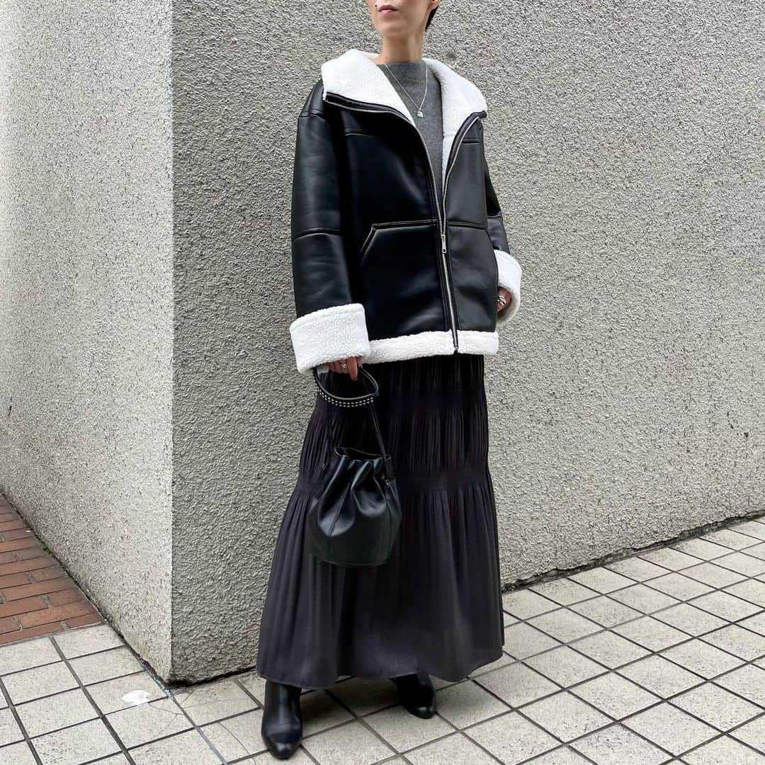 エリオポールのインスタグラム：「2023 Winter Collection  ECO MOUTON JACKET  47.300yen / HÉLIOPÔLE   Ref: 23003037023HN Color: Ivory×Beige. Black×Beige. Black×White Size: 36. 38  下記店舗にてお電話での通販を承っております。  HELIOPOLE代官山店  03 3770 6438  HELIOPOLE 札幌店  011 209 5455  @heliopole_official #HELIOPOLE  #エリオポール」