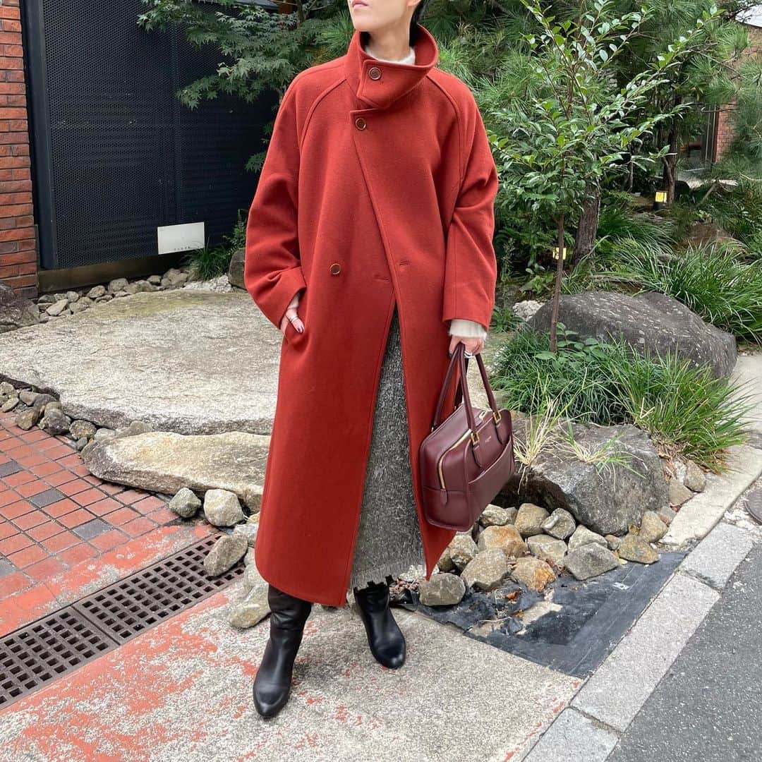 エリオポールのインスタグラム：「2023 Winter Collection   STAND COLLAR LONG COAT  69.300yen / HÉLIOPÔLE   Ref: 23003087021HN Color: Burnt red. Khaki. Black Size: 36. 38  先行予約受付中！  下記店舗にてお電話での通販を承っております。  HELIOPOLE代官山店  03 3770 6438  HELIOPOLE 札幌店  011 209 5455  @heliopole_official #HELIOPOLE  #エリオポール」