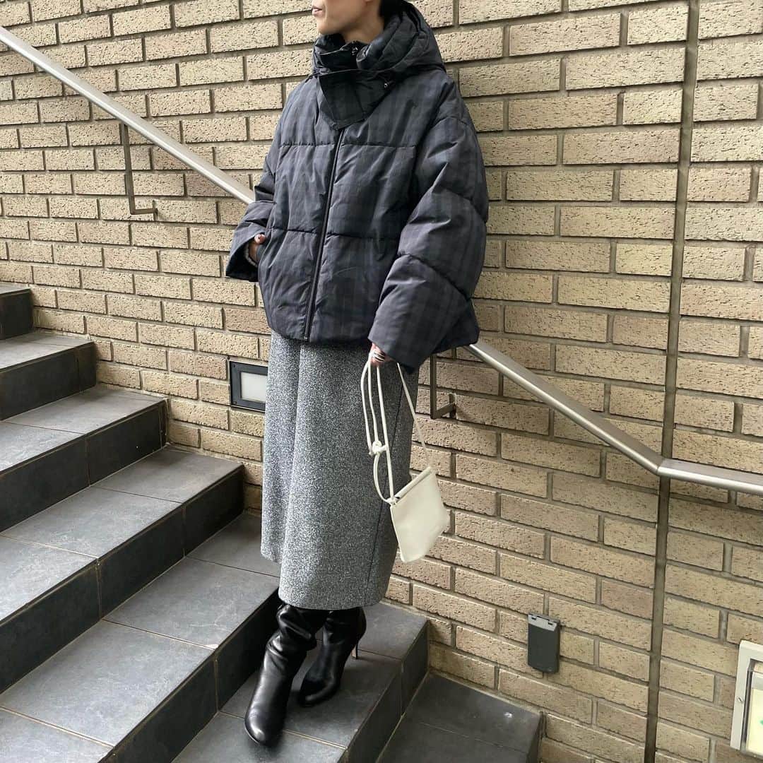 エリオポールのインスタグラム：「2023 Winter Collection  SHORT DOWN HOODY(PLAID）  69.300yen / HÉLIOPÔLE   Ref: 23003088001HF Color: Plaid Size: 36. 38  下記店舗にてお電話での通販を承っております。  HELIOPOLE代官山店  03 3770 6438  HELIOPOLE 札幌店  011 209 5455  @heliopole_official #HELIOPOLE  #エリオポール」