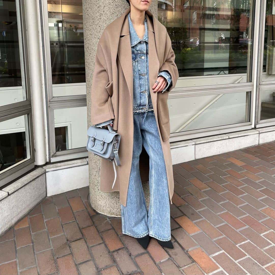 エリオポールのインスタグラム：「2023 Winter Collection  DOUBLE FACE COAT WITH STOLE  79.200yen / HÉLIOPÔLE   Ref: 23003064021HN Color: Ivory. Greige Size: 36. 38  下記店舗にてお電話での通販を承っております。  HELIOPOLE代官山店  03 3770 6438  HELIOPOLE 札幌店  011 209 5455  @heliopole_official #HELIOPOLE  #エリオポール」