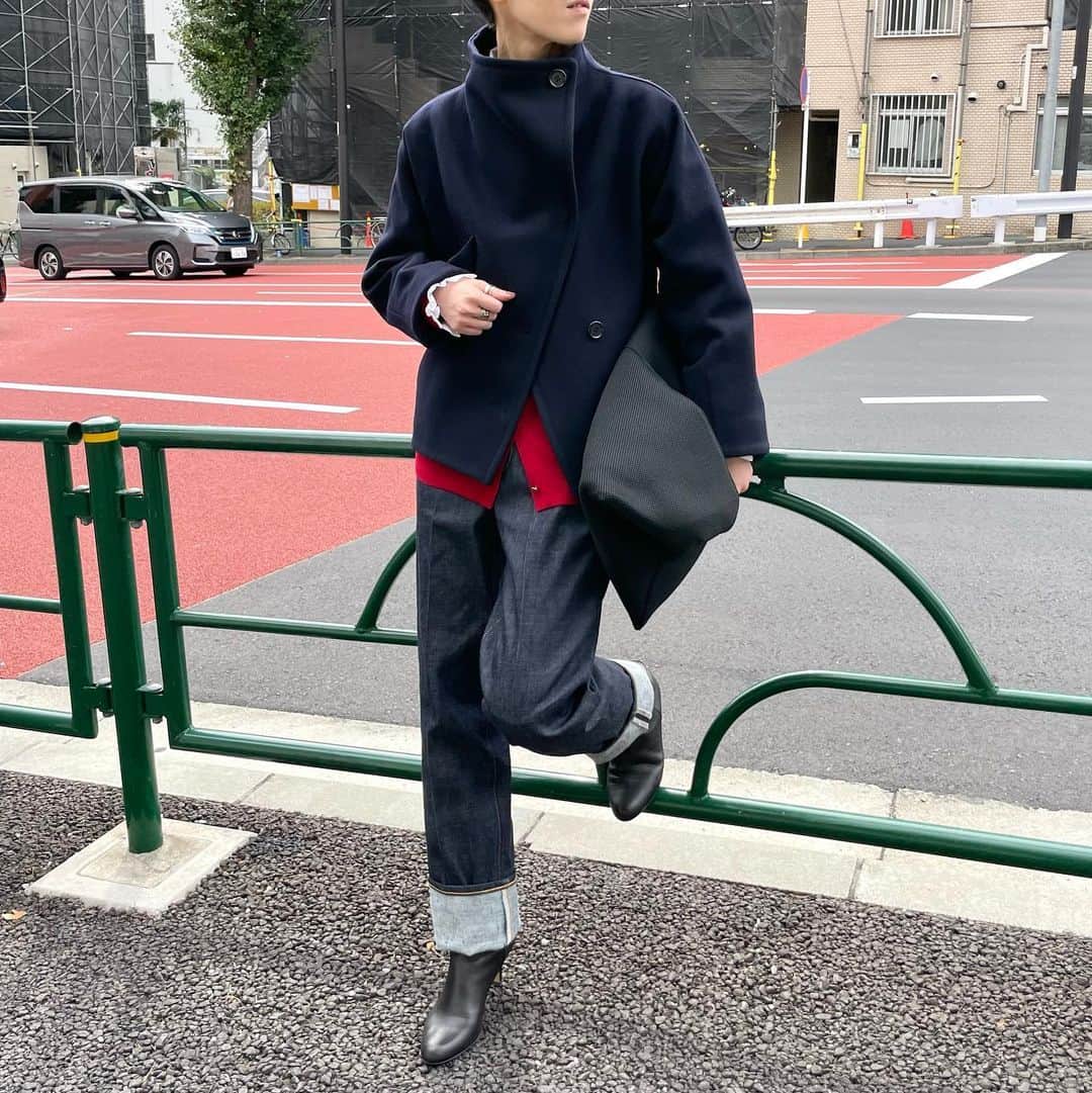 エリオポールのインスタグラム：「2023 Winter Collection  STAND COLLAR SHORT COAT  63.800yen / HÉLIOPÔLE   Ref: 23003086021HN Color: Navy. Black Size: 36. 38  下記店舗にてお電話での通販を承っております。  HELIOPOLE代官山店  03 3770 6438  HELIOPOLE 札幌店  011 209 5455  @heliopole_official #HELIOPOLE  #エリオポール」