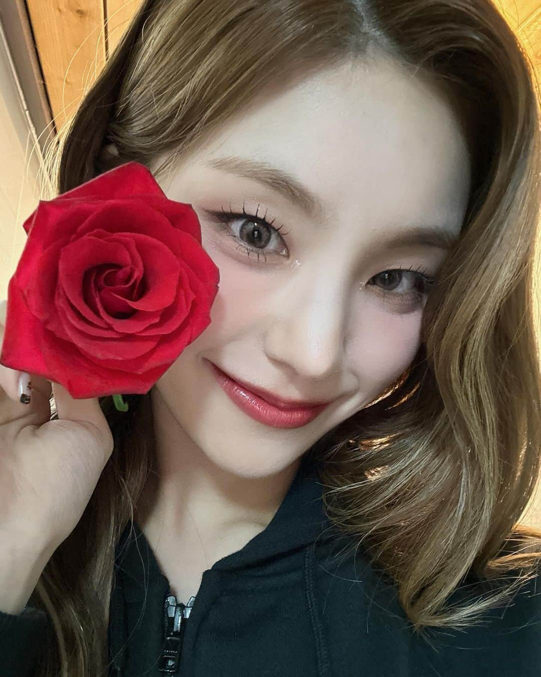 ITZYさんのインスタグラム写真 - (ITZYInstagram)「🌹」10月30日 9時41分 - itzy.all.in.us