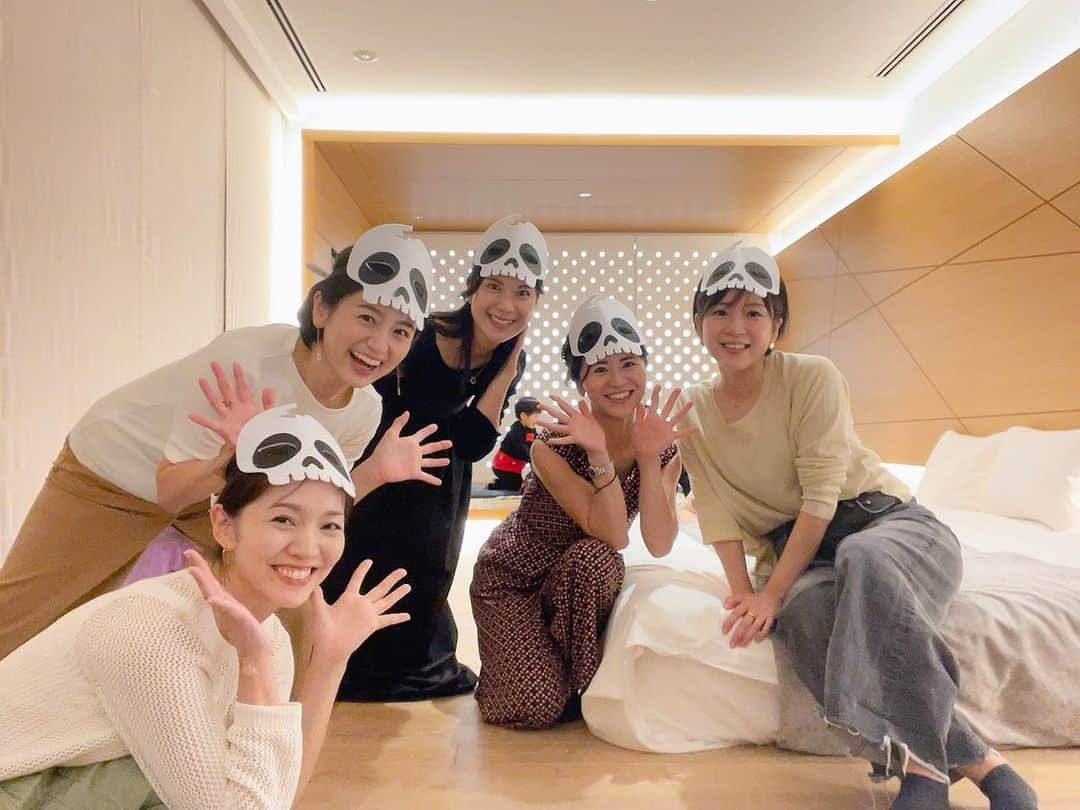 荒木麻里子のインスタグラム：「先週末は母が、 この週末は子供達が大満喫したハロウィン🎃👻✨ 今年は娘のセーラームーンを手作りしたので、無事に完成して楽しめて、腑抜け状態です。笑 . ニュースバード時代の皆とは、 奇跡的に夏から毎月会えて昔を思い出します🤍🤍🤍 . . #halloween #halloweencostume #ハロウィンパーティー」