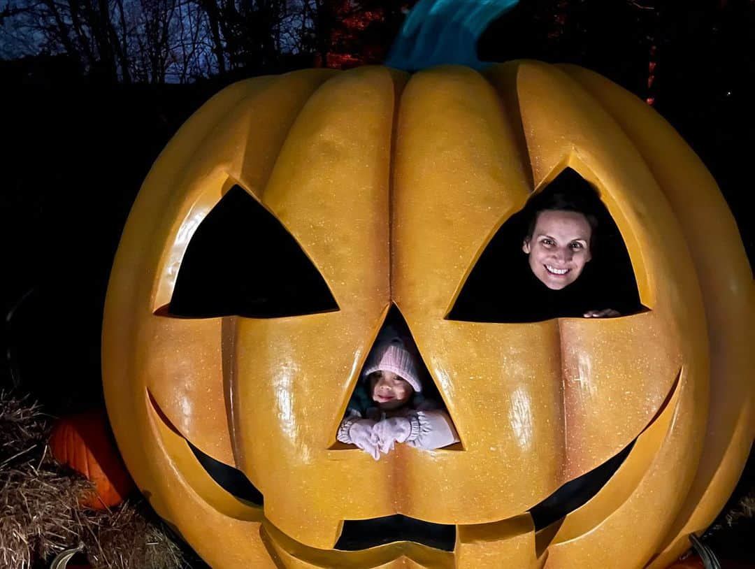 メーガン・デュアメルさんのインスタグラム写真 - (メーガン・デュアメルInstagram)「Lots of fun at the @rbgcanada tonight!!   A really nice pumpkin trail and a midway ride to finish it off! Zoey loved it and Miya kept pointing at pumpkins and wandering away 🙈  #royalbotanicgardens #rbgburlington #pumpkintrail」10月30日 9時43分 - meaganduhamel