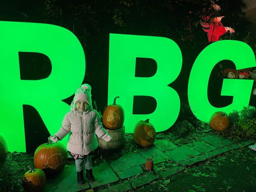 メーガン・デュアメルさんのインスタグラム写真 - (メーガン・デュアメルInstagram)「Lots of fun at the @rbgcanada tonight!!   A really nice pumpkin trail and a midway ride to finish it off! Zoey loved it and Miya kept pointing at pumpkins and wandering away 🙈  #royalbotanicgardens #rbgburlington #pumpkintrail」10月30日 9時43分 - meaganduhamel