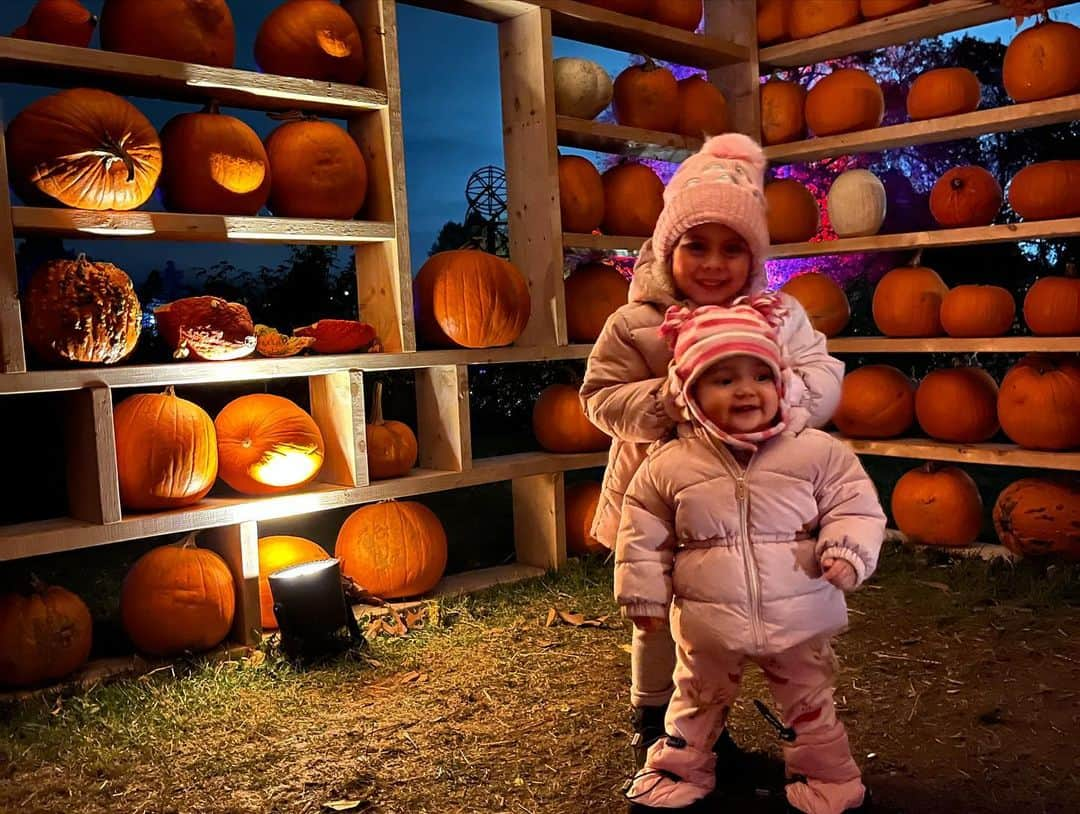 メーガン・デュアメルさんのインスタグラム写真 - (メーガン・デュアメルInstagram)「Lots of fun at the @rbgcanada tonight!!   A really nice pumpkin trail and a midway ride to finish it off! Zoey loved it and Miya kept pointing at pumpkins and wandering away 🙈  #royalbotanicgardens #rbgburlington #pumpkintrail」10月30日 9時43分 - meaganduhamel