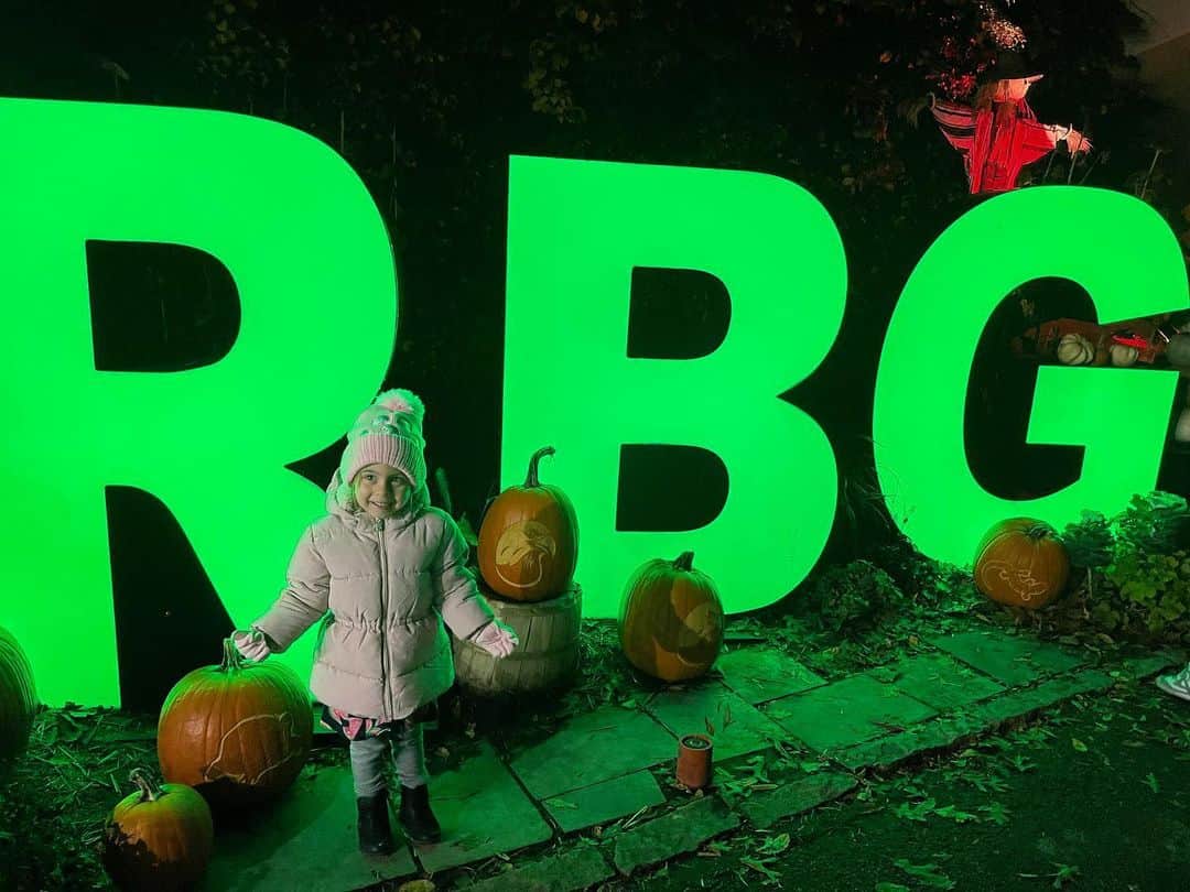 メーガン・デュアメルのインスタグラム：「Lots of fun at the @rbgcanada tonight!!   A really nice pumpkin trail and a midway ride to finish it off! Zoey loved it and Miya kept pointing at pumpkins and wandering away 🙈  #royalbotanicgardens #rbgburlington #pumpkintrail」