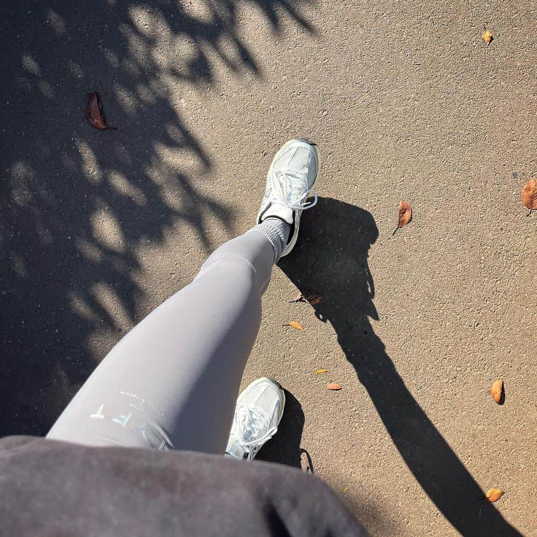 Reimiのインスタグラム：「Happy Monday 🩶  寒い季節の暖かい日の香り、、すき☺️🍂 今年は6年ぶりの四季を感じてます。  一年ってあっという間だなぁ🩶 1日1日大切にしよね！」