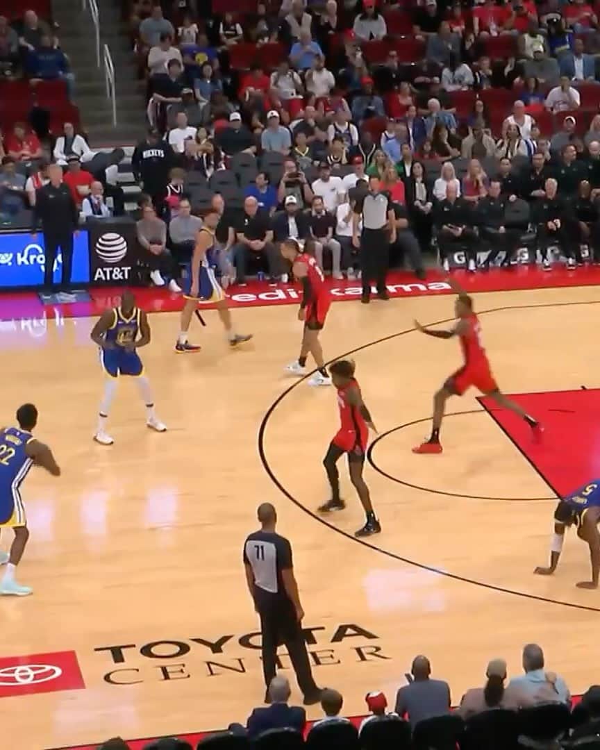 ゴールデンステート・ウォリアーズのインスタグラム：「Stephen started running back before the ball went in 🫡」
