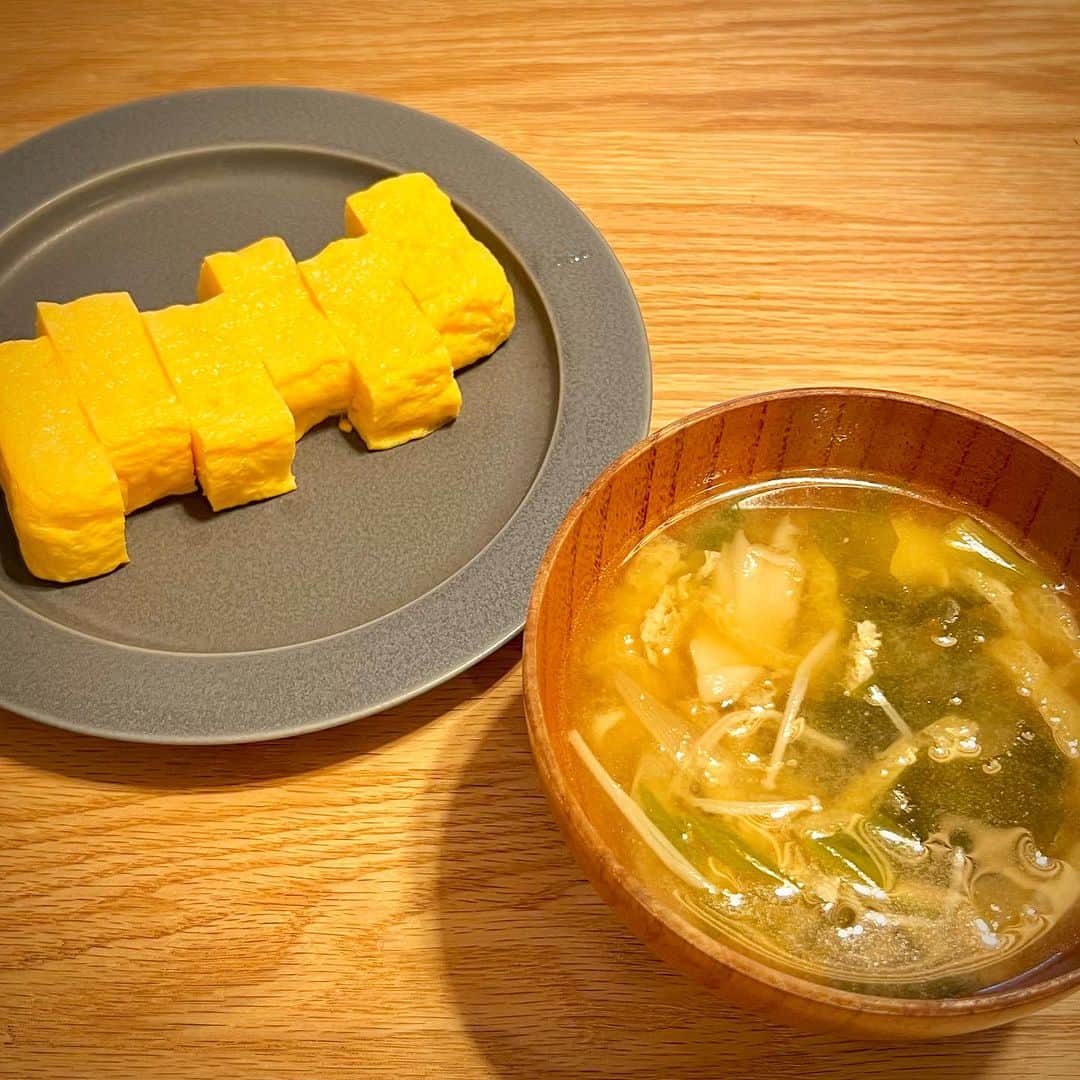 竹井亮介のインスタグラム：「2023年10月30日。 たまごやき、きのことお揚げとわかめのお味噌汁。 #とっつぁん料理」