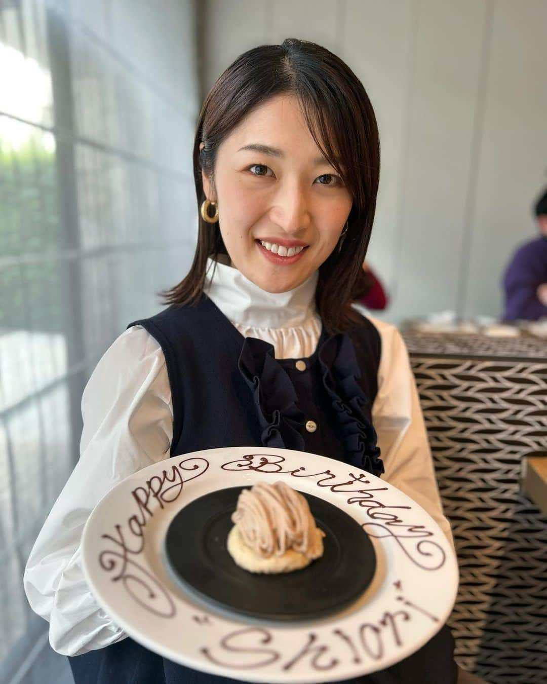 瀬南海はやのインスタグラム：「🎂  10/29  おかげさまで、今年も元気に笑顔で 誕生日を迎えることができました😌✨  この一年は 出産、慣れない育児と常にバタバタでしたが… 息子のキラッキラな笑顔は癒し効果抜群で 毎日楽しく過ごすことができました🌟  仲良くしていただいたり 周りでサポートしていただく方々に 感謝の気持ちでいっぱいです🥲 いつもありがとうございます🩵🩵  久しぶりに夫婦でお出かけし、 コースランチをいただきました🍽️美味しかった🥰 2年ぶり？くらいのシャンパンは沁みました🥂笑  #birthday #1029」