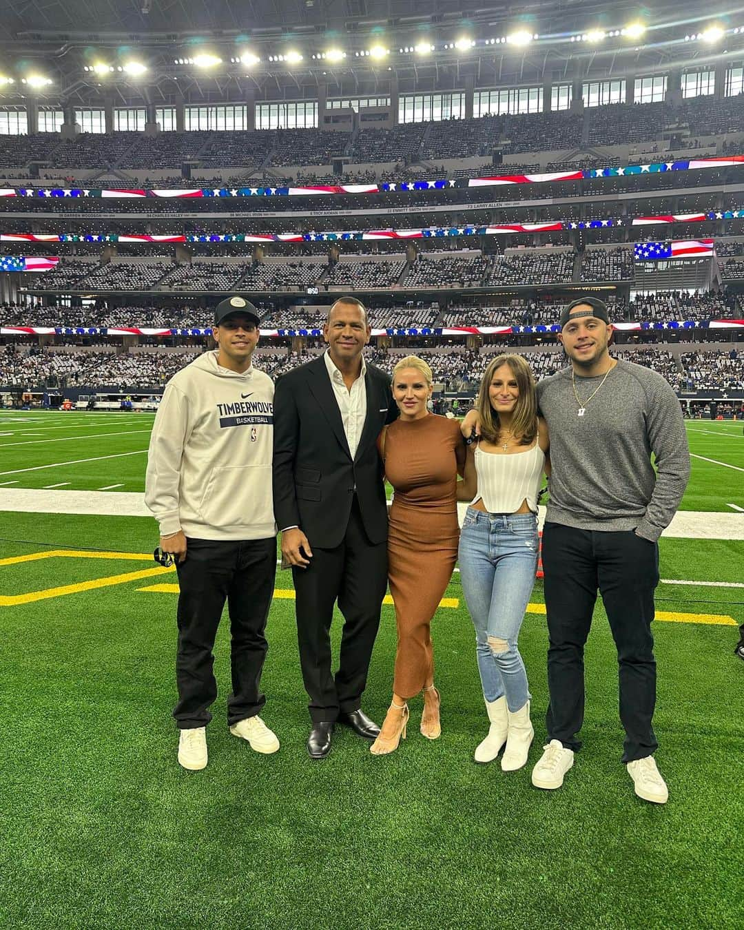 アレックス・ロドリゲスさんのインスタグラム写真 - (アレックス・ロドリゲスInstagram)「Always love coming back to Texas, and after many years of friendship Jerry Jones still continues to impress me with the way he runs the @dallascowboys organization… there’s nothing quite like it.」10月30日 9時51分 - arod