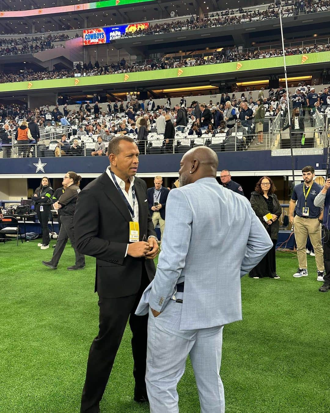 アレックス・ロドリゲスさんのインスタグラム写真 - (アレックス・ロドリゲスInstagram)「Always love coming back to Texas, and after many years of friendship Jerry Jones still continues to impress me with the way he runs the @dallascowboys organization… there’s nothing quite like it.」10月30日 9時51分 - arod