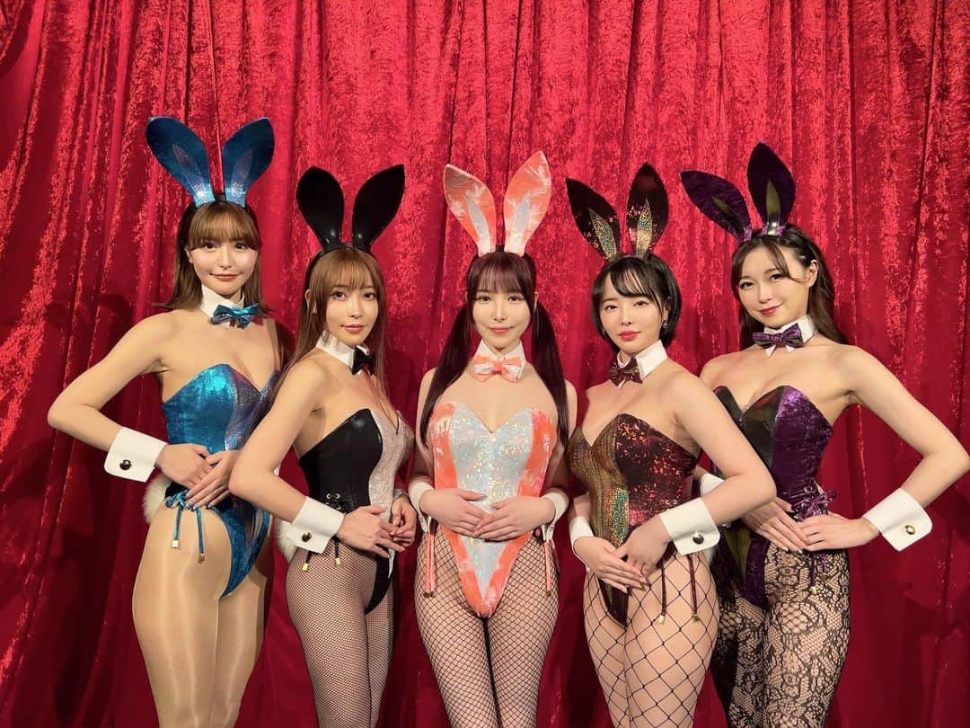 百永さりなのインスタグラム：「. 最高の千秋楽だった🥹👍🏻💕  最後の日まで誰1人欠けることなく 5人で駆け抜けられて本当によかった😂 最高のメンバーでした🥲💓 この3週間毎日一緒にいて たくさんの時間を過ごしてた分 明日からみんなに会えないと思うと 寂しい気持ちになります…🥹  また集まれると信じてますっ！！！ プロデューサーお願いしますね😂🙏  そして、ファンの皆様🤝✨ 全10公演 ありがとうございました🐇💙 ❤️東軍×西軍💙 両者引き分けという結果でした👯‍♀️💓  観劇してくれて、応援してくれて 本当にありがとうございました🤲🏻💕 . #バニーガール #舞台 #千秋楽」