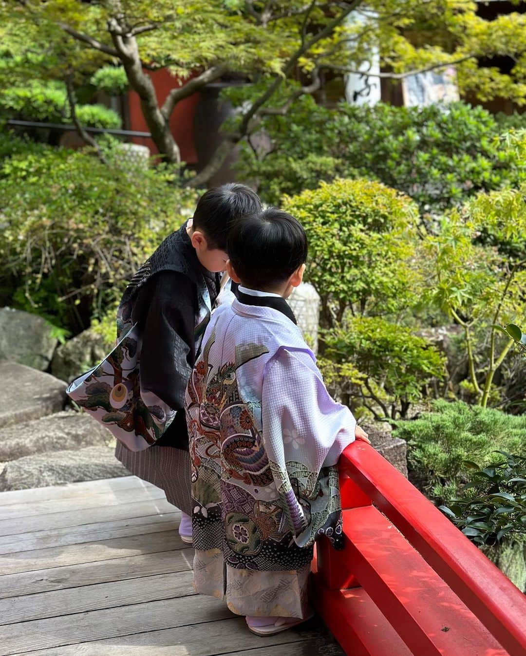 石川梨華さんのインスタグラム写真 - (石川梨華Instagram)「七五三✨  先日　@ukaishiba  さんにて 家族で七五三の撮影をしました！ 素敵なお庭で、兄弟それぞれが選んだ袴を着て 私は友人に借りたお着物を✨ 久しぶりにお着物着れて嬉しかった💓  撮影後は美味しいお食事を頂きました😋 素敵な庭園を見ながらのお食事も最高でした❗️  あっという間に長男も5歳です👦 二男もあとちょっとで4歳です👦  これからもすくすくと育ってほしいです！  #石川梨華 #モーニング娘og #リアル梨華 #二児の母 #年子やんちゃボーイズ #七五三」10月30日 9時58分 - rika_ishikawa_official