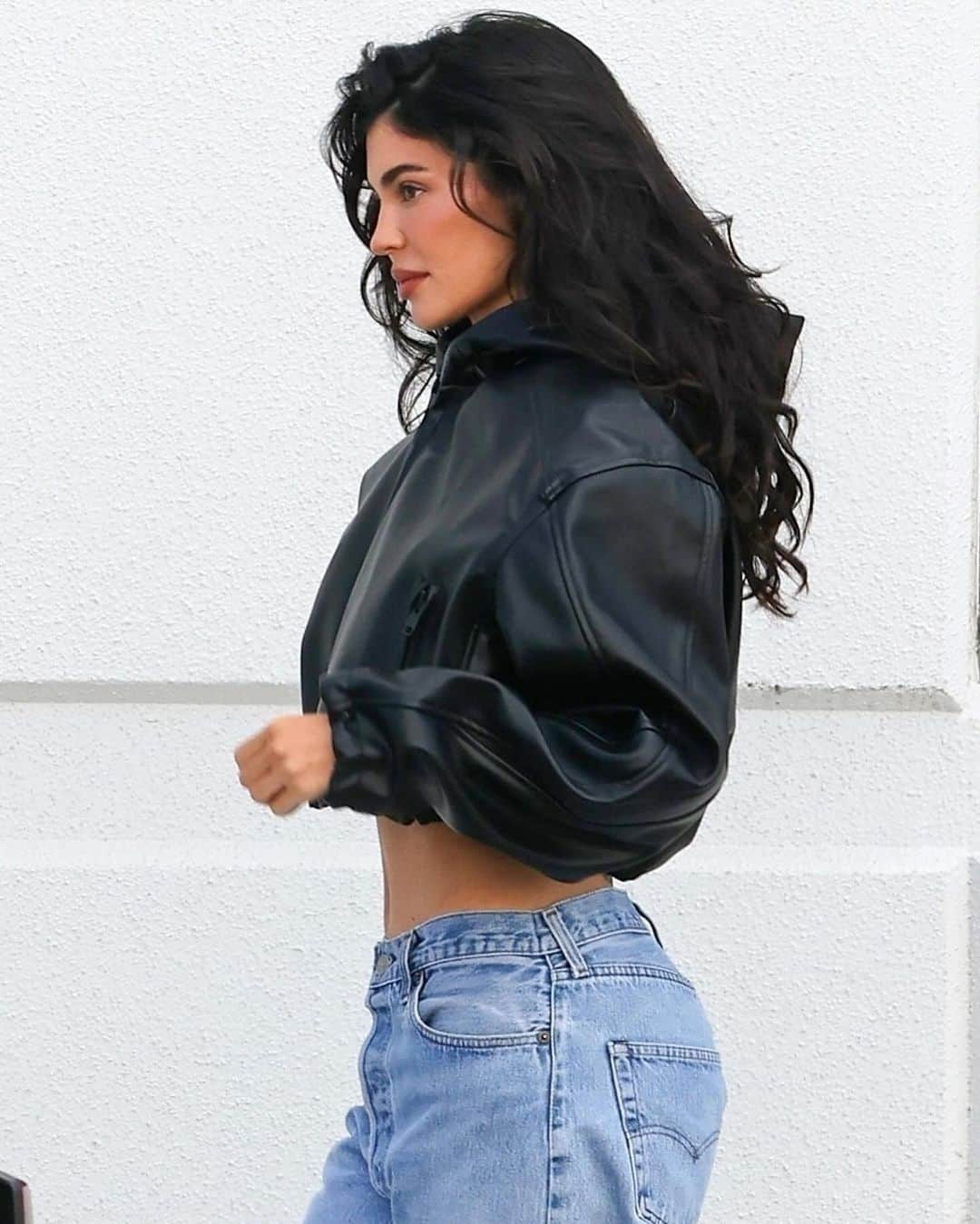 Just Jaredさんのインスタグラム写真 - (Just JaredInstagram)「Kylie Jenner wears a cropped leather jacket from her new Khy clothing line to a meeting. #KylieJenner Photos: Backgrid」10月30日 10時07分 - justjared