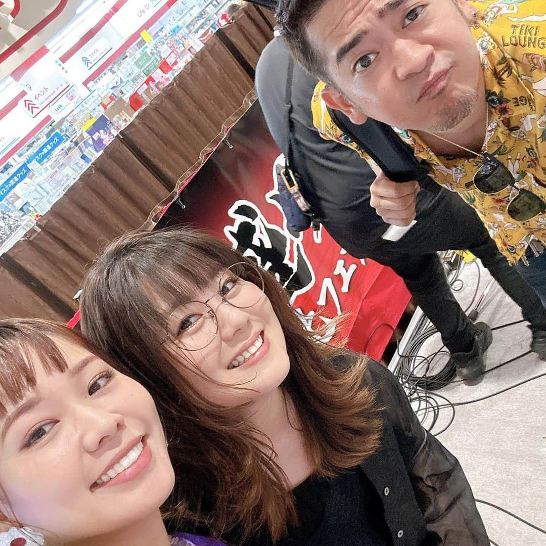 MAIKO さんのインスタグラム写真 - (MAIKO Instagram)「RBCiラジオ「沖野綾亜のチルドキ おでかけ生放送」📻🌈✨  来てくれたみんなありがと〜🤍 うっぷすグッズ身につけてくれてるからすぐファミリーだ!!!って分かるから良きっ🥰 ラジオと言うこともあって普段喋らないケイタもトーク振られててウケた😂✨  MCのきーちゃん、りーほー、みすずーに見守られながらの演奏は何だかむず痒かったのは内緒🤫笑 (きーちゃん写真撮れてなくてごめん🥲)  本当にありがとうございました🤍🤍🤍  #sevenoops #チルドキ #ノンチンジー #東北フェア爆買い」10月30日 13時15分 - maiko_oops