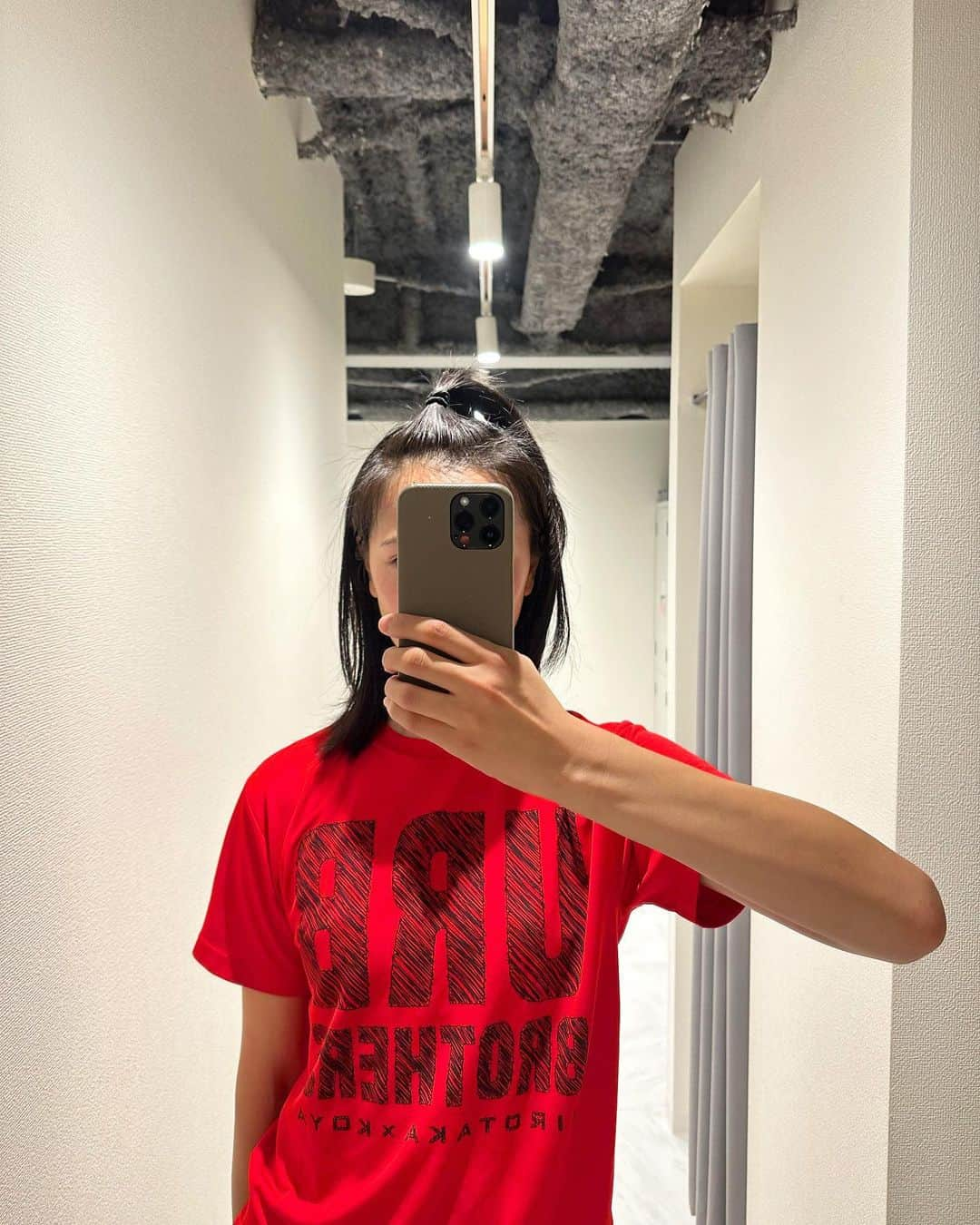 高橋ユウさんのインスタグラム写真 - (高橋ユウInstagram)「卜部兄弟Tシャツ❤️‍🔥 これ着ジムに行ったら功也くん @koyaurabe に「懐かしいの着てるね！」と気づいてもらえた！やったー🤩 ひろくんはなーーんにも言ってくれへんかった🙃気づいてたけど言わへんかったらしい。  卜部兄弟とひろくんのグッズTシャツはモチベになるのでトレーニングの時に着ます。  またキック行かな🥊」10月30日 10時22分 - takahashiyu.official