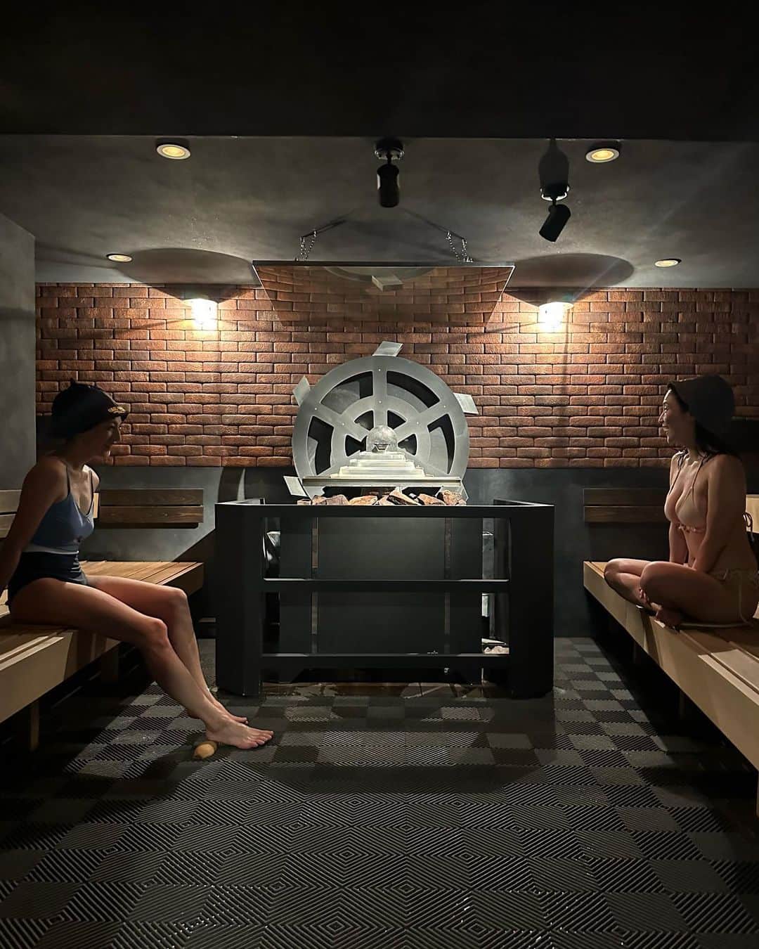 松野井雅（原紗央莉）のインスタグラム：「【横浜サ活】※時差投稿です  ▼HARE-TABI SAUNA & INN YOKOHAMA @hare_tabi   男性サウナは水車型サウナストーブでオートロウリュあり！『蒸機サウナ』 です🎡 ※日本初導入  男女ともにどちらのサウナ室も照明暗めのライティングで落ち着きます♪  Musicはサウナ室、休憩どころ、脱衣所などそれぞれにこだわり抜かれた音や音楽を使われており、 横浜出身のアーティストさんが作られたりしているそうですよ！  赤煉瓦に囲まれて、マリンランプやインダストリアル的な内装も横浜を感じらて、非日常を味わえるのがサいこうでした‼️  ちなみに宿泊をする事もできます♪ 宿泊者のみの朝サウでは、男女のサウナが入れ替わるそうなので両方入れる〜👏  普段男性のほうの、水風呂の窓から朝日が入ってくる感じを味わいたいし、せっかくなら宿泊おすすめ🌤️ 朝ウナのアフターサウナには、中華粥🥣🥟食べたら素敵な1日の始まりになりそう…🤤  フロントのロビーのところに、周辺のサ飯ガイドブックが作られているそうなのでそれ見て決めても良いですね😊🍚🍽️(ありがたい!!!!)  近くのお店とコラボして、ハレタビサウナ限定メニューもあったりするみたいですよ⭕️  写真は一緒に行った都と、ハレタビサウナの坂西さんと✌️✌️✌️ (お写真撮りそこねましたが、クリスティーナさんありがとうございました😚)  @miyakosono_official   ・ ・ #ハレタビ #ハレタビサウナ #サ飯 #サ旅 #サ活 #サウナイキタイ #サウナ女子 #ととのった #löyly  #横浜中華街 #sauna #サウナ #saunner #サウナー」